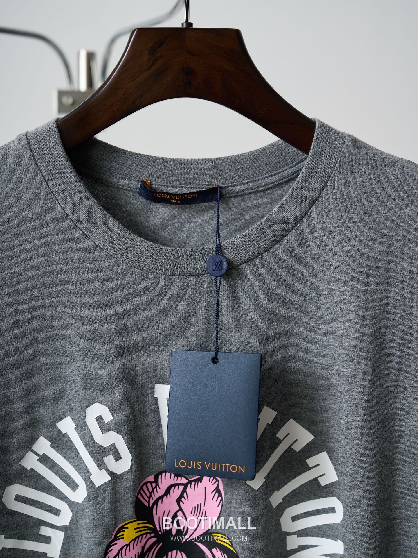 Louis Vuitton 2026 S/S Cotton Iris Print Logo T-Shirt 루이비통 2026SS 코튼 아이리스 플라워 프린트 로고 티셔츠 4