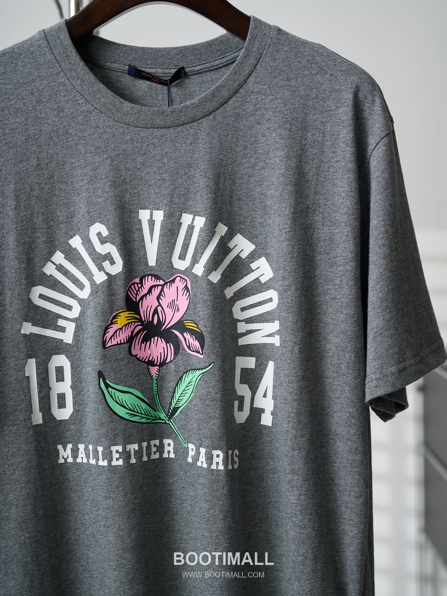 Louis Vuitton 2026 S/S Cotton Iris Print Logo T-Shirt 루이비통 2026SS 코튼 아이리스 플라워 프린트 로고 티셔츠 5