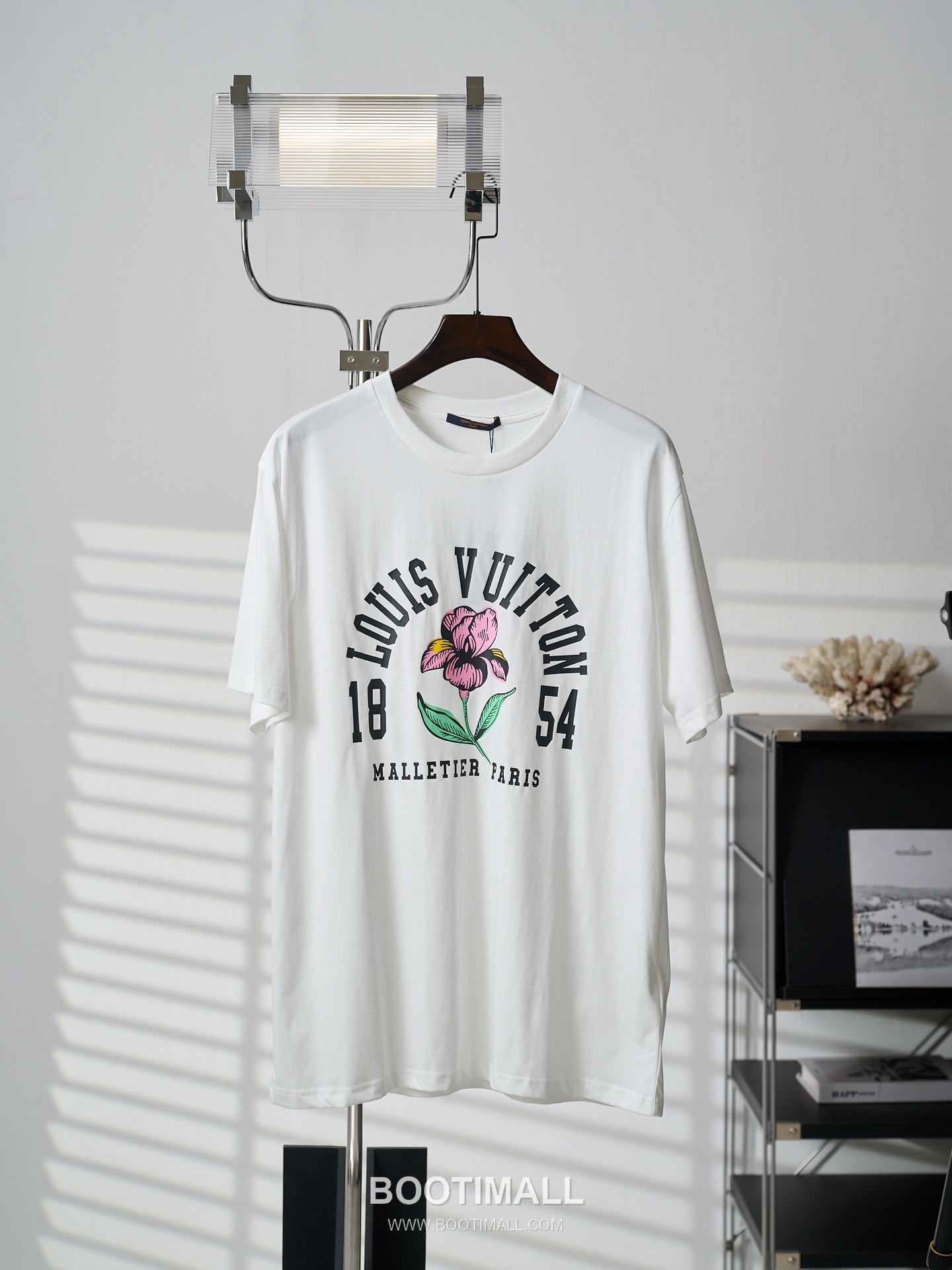 Louis Vuitton 2026 S/S Cotton Iris Print Logo T-Shirt 루이비통 2026SS 코튼 아이리스 플라워 프린트 로고 티셔츠 1