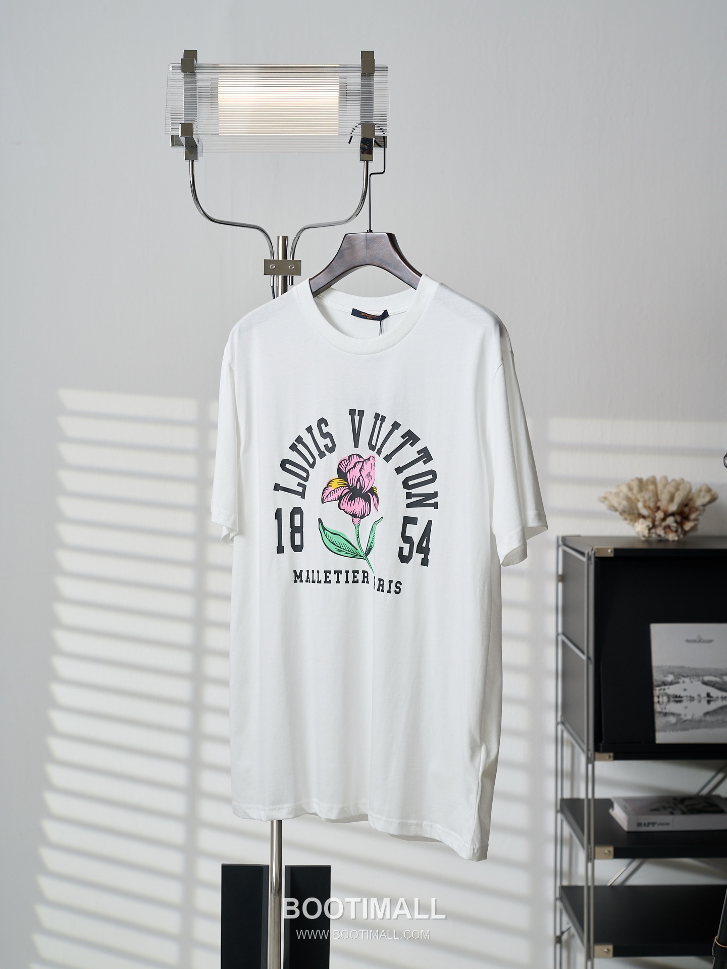 Louis Vuitton 2026 S/S Cotton Iris Print Logo T-Shirt 루이비통 2026SS 코튼 아이리스 플라워 프린트 로고 티셔츠 3