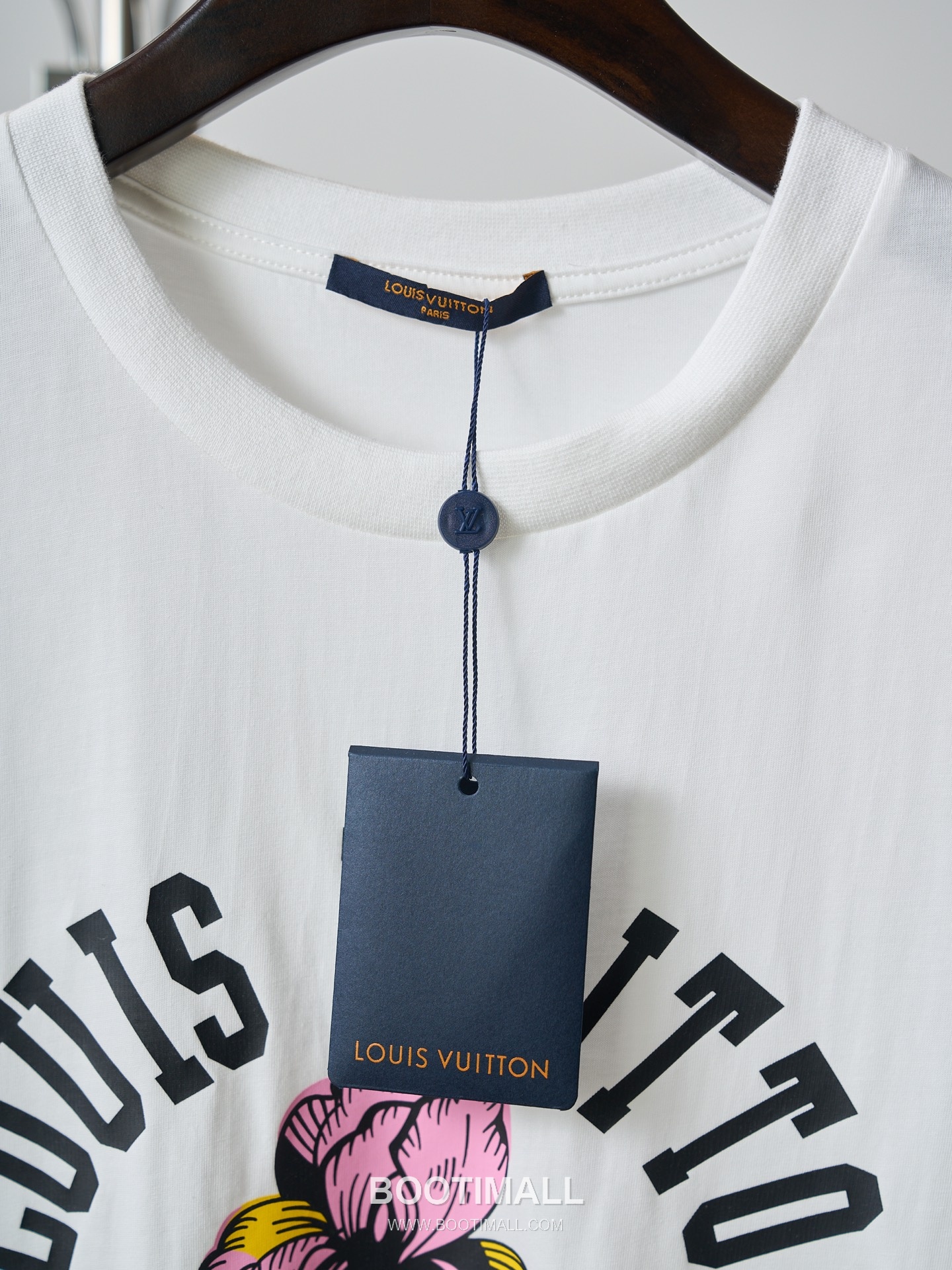 Louis Vuitton 2026 S/S Cotton Iris Print Logo T-Shirt 루이비통 2026SS 코튼 아이리스 플라워 프린트 로고 티셔츠 4
