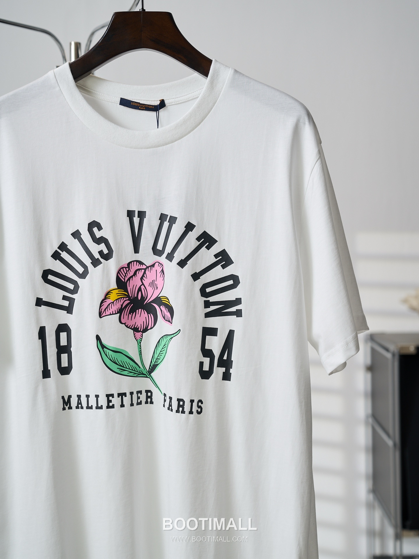 Louis Vuitton 2026 S/S Cotton Iris Print Logo T-Shirt 루이비통 2026SS 코튼 아이리스 플라워 프린트 로고 티셔츠 5