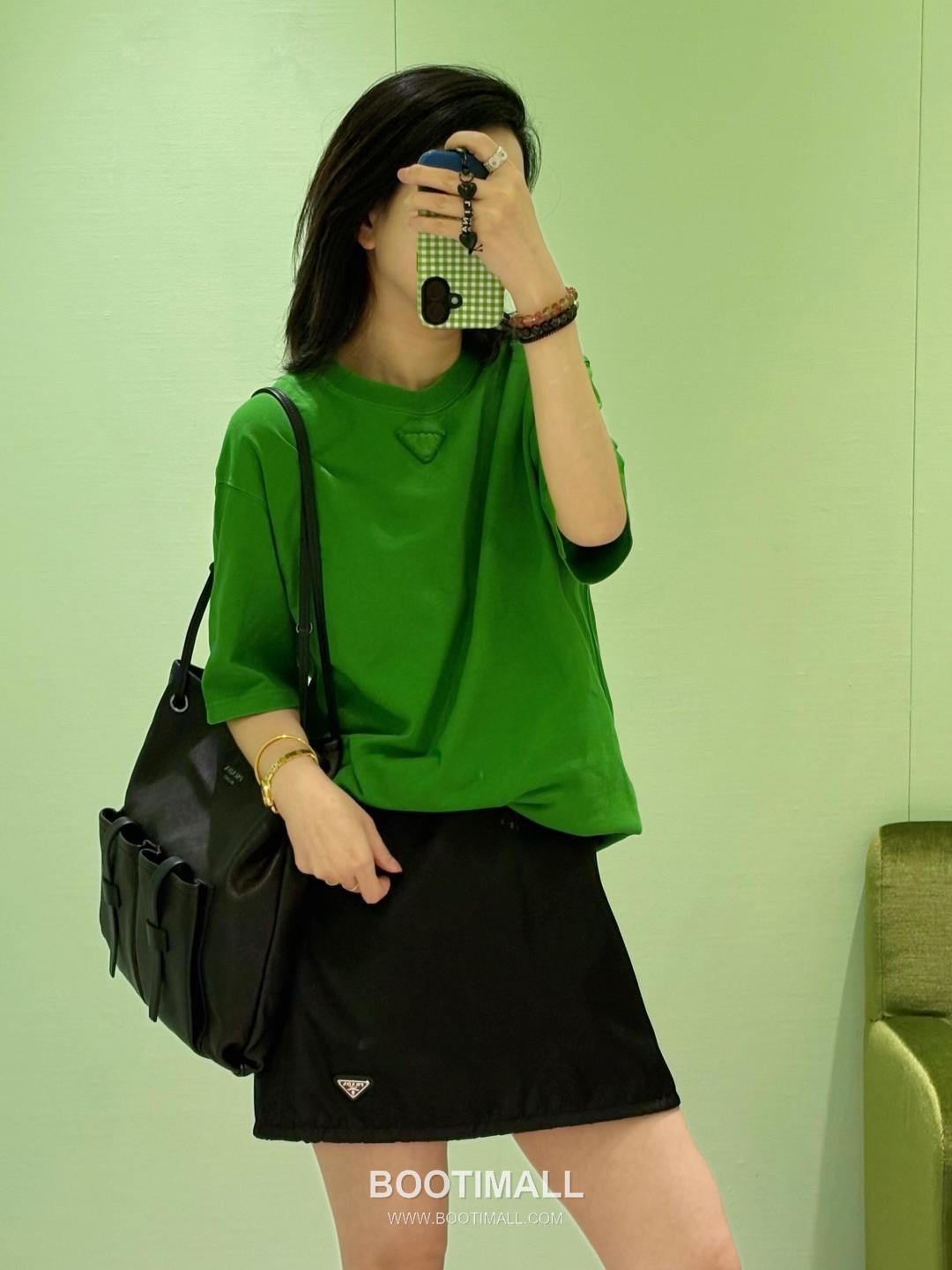 Prada 2026 S/S Cotton Triangle Logo Embroidered T-Shirt 프라다 2026SS 코튼 트라이앵글 로고 자수 티셔츠 1