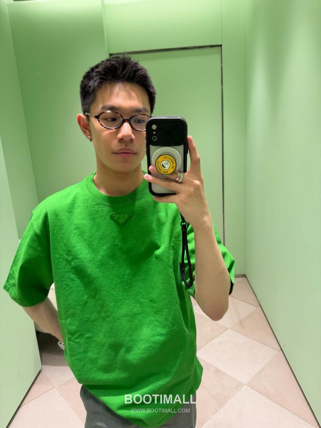 Prada 2026 S/S Cotton Triangle Logo Embroidered T-Shirt 프라다 2026SS 코튼 트라이앵글 로고 자수 티셔츠 3