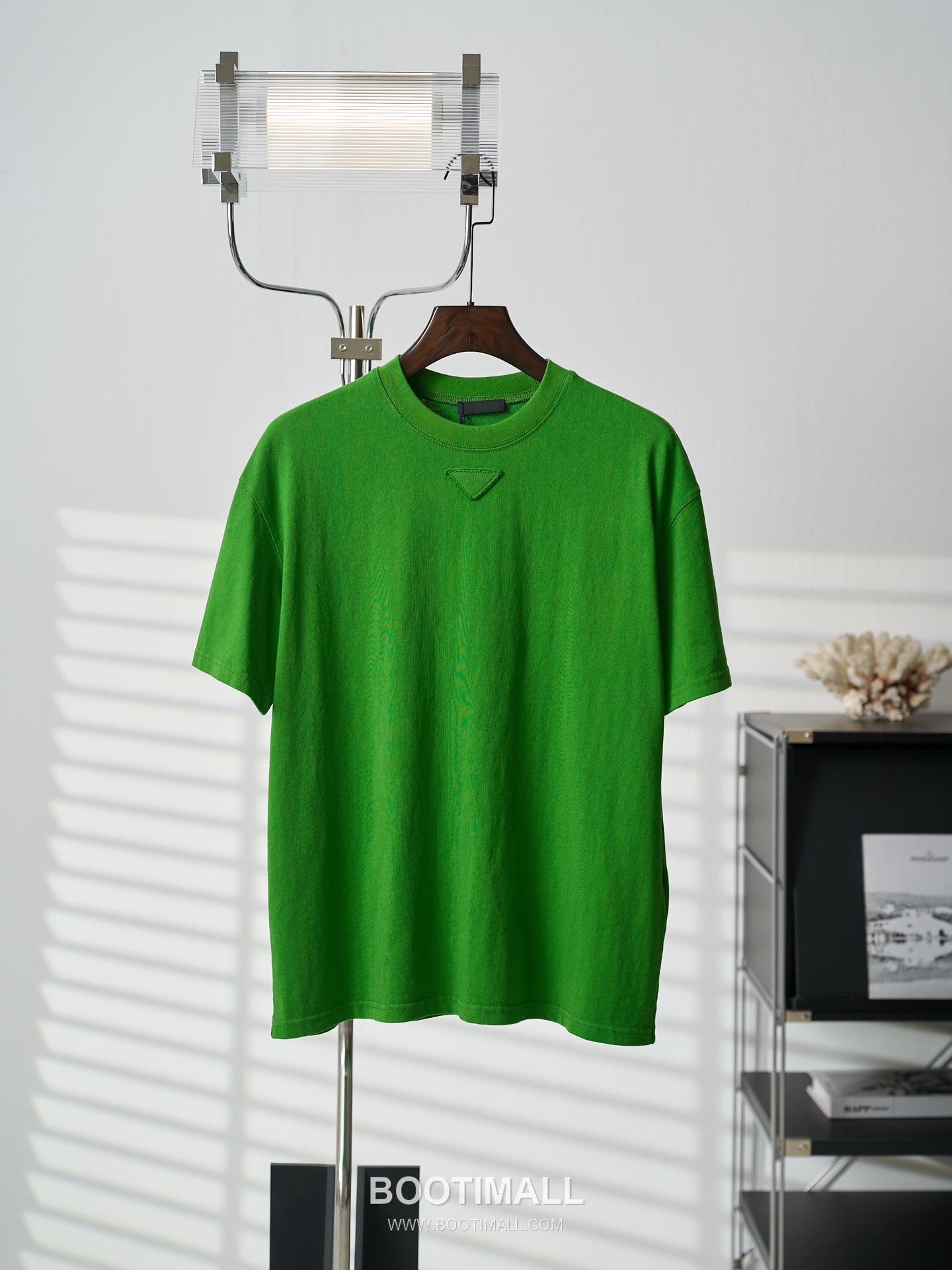 Prada 2026 S/S Cotton Triangle Logo Embroidered T-Shirt 프라다 2026SS 코튼 트라이앵글 로고 자수 티셔츠 4