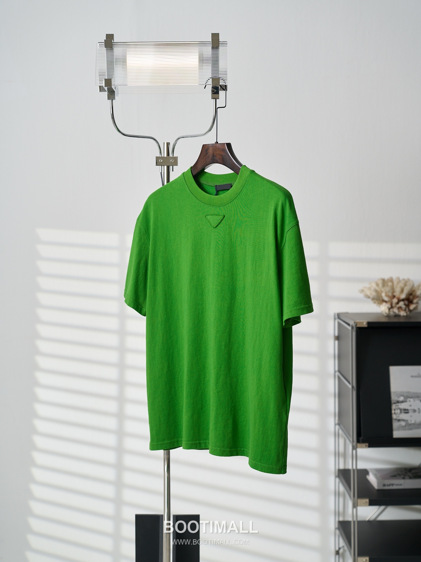 Prada 2026 S/S Cotton Triangle Logo Embroidered T-Shirt 프라다 2026SS 코튼 트라이앵글 로고 자수 티셔츠 6