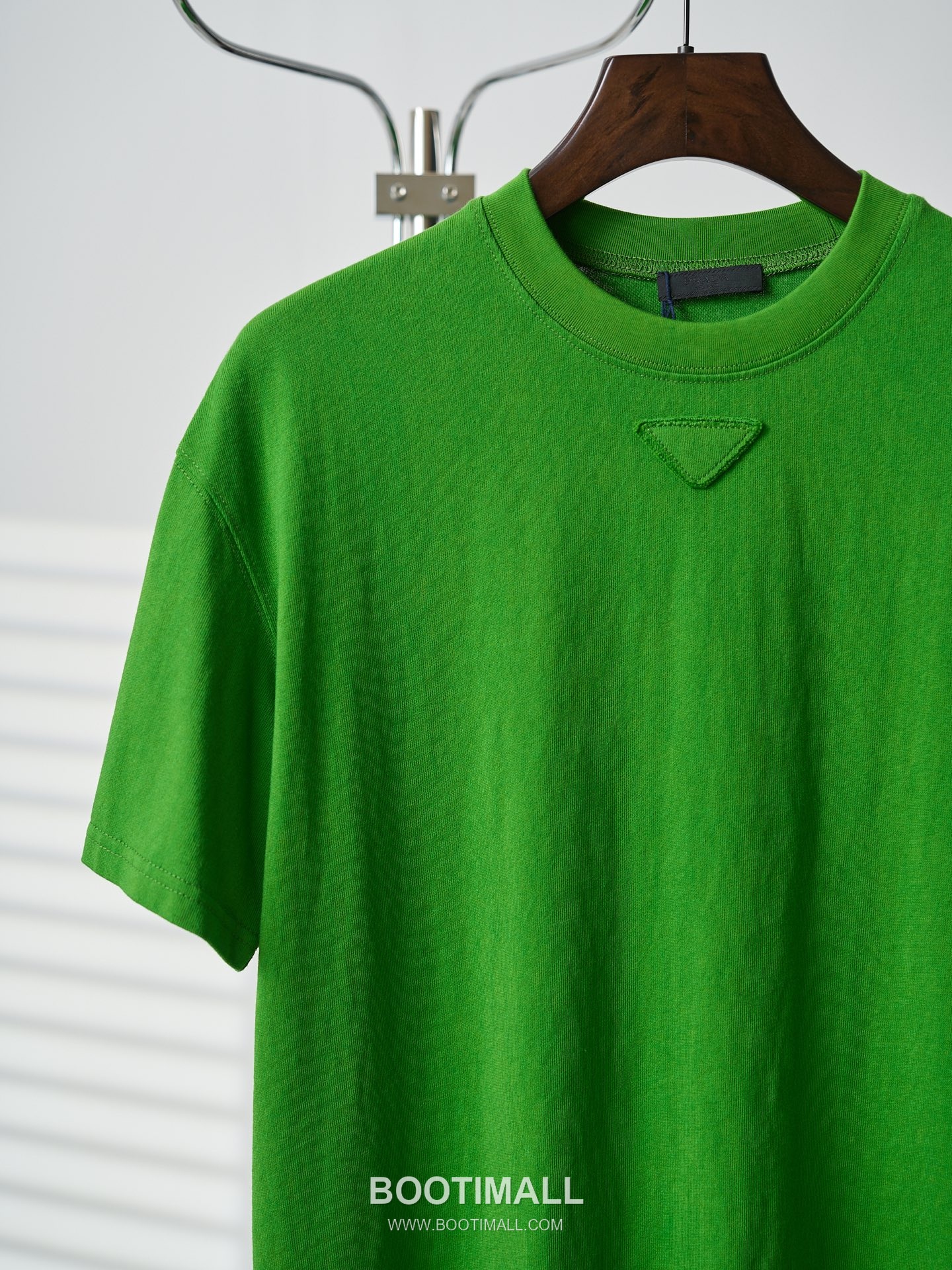 Prada 2026 S/S Cotton Triangle Logo Embroidered T-Shirt 프라다 2026SS 코튼 트라이앵글 로고 자수 티셔츠 8