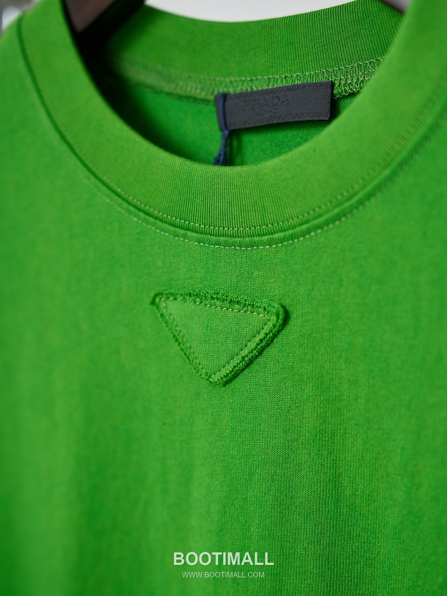 Prada 2026 S/S Cotton Triangle Logo Embroidered T-Shirt 프라다 2026SS 코튼 트라이앵글 로고 자수 티셔츠 9