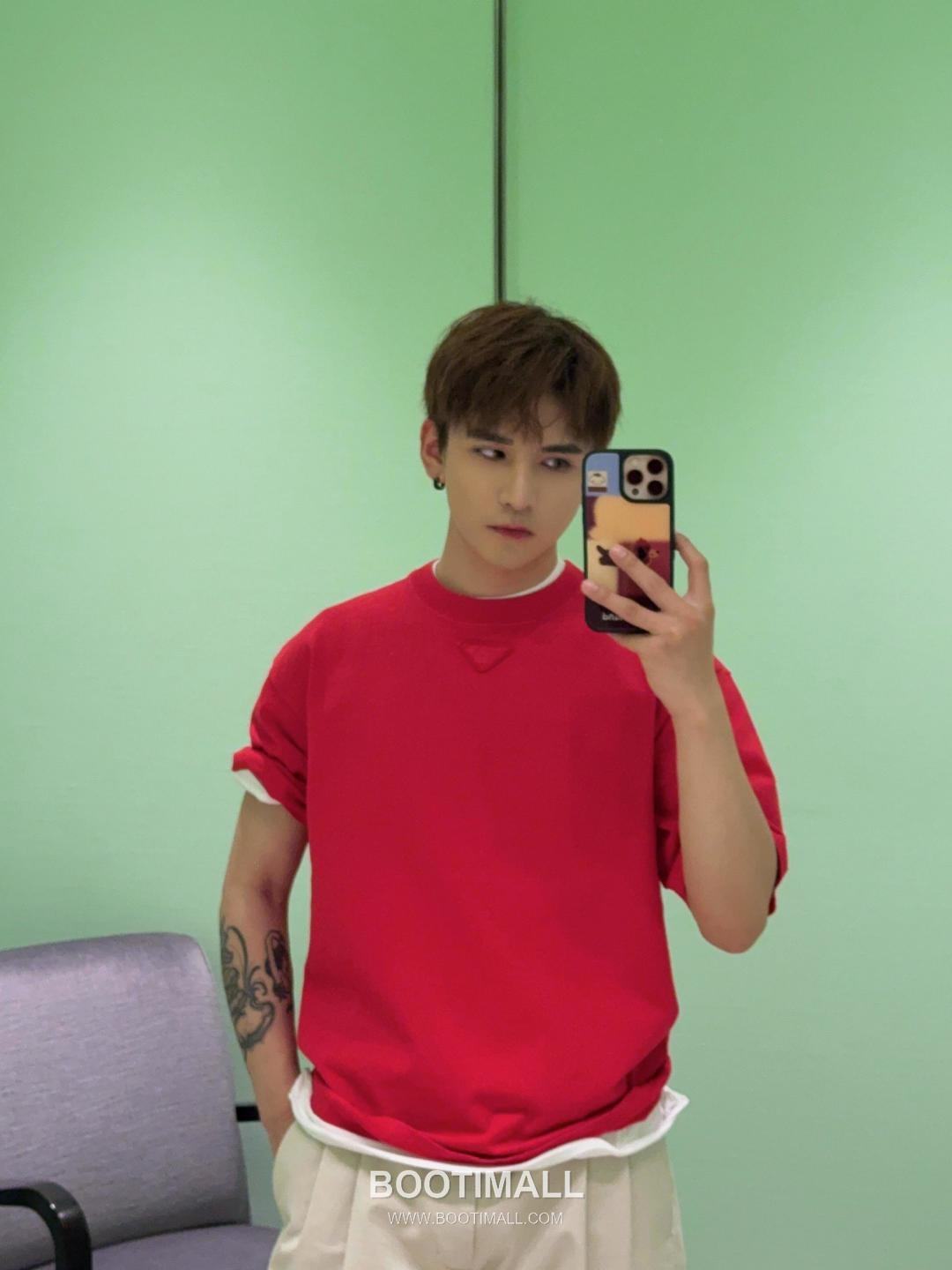 Prada 2026 S/S Cotton Triangle Logo Embroidered T-Shirt 프라다 2026SS 코튼 트라이앵글 로고 자수 티셔츠 1