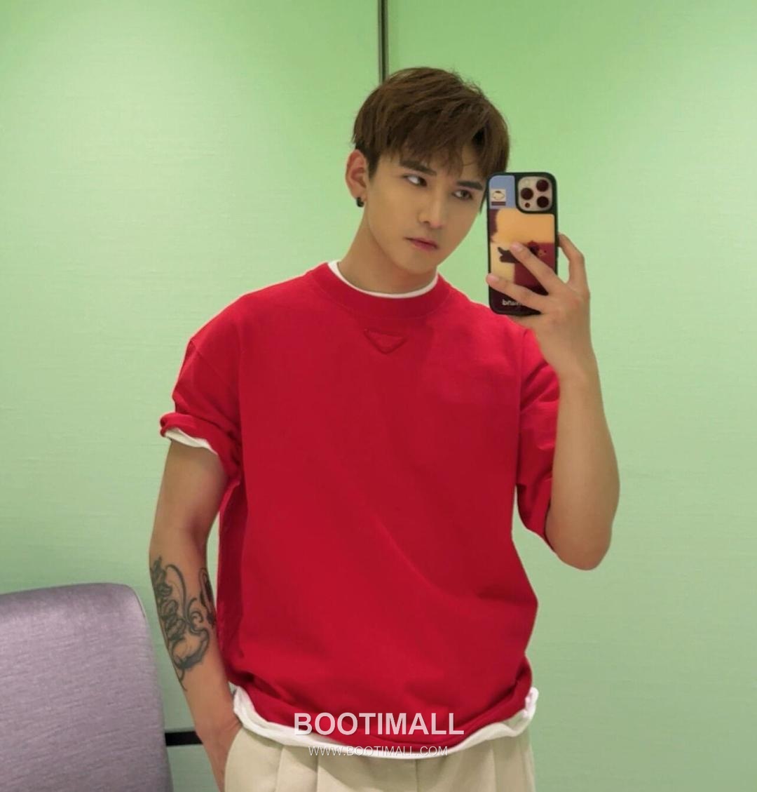 Prada 2026 S/S Cotton Triangle Logo Embroidered T-Shirt 프라다 2026SS 코튼 트라이앵글 로고 자수 티셔츠 2