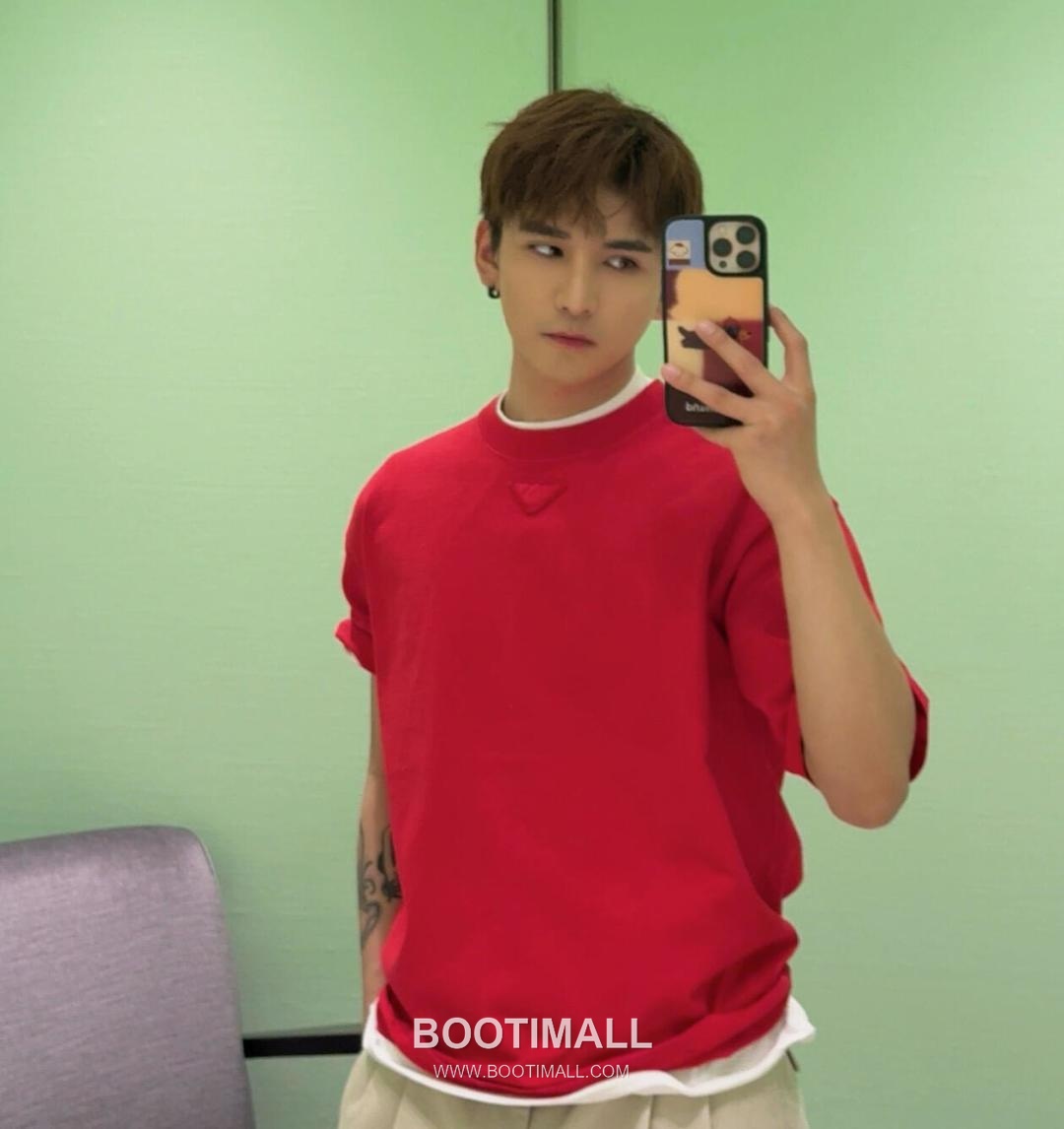 Prada 2026 S/S Cotton Triangle Logo Embroidered T-Shirt 프라다 2026SS 코튼 트라이앵글 로고 자수 티셔츠 3