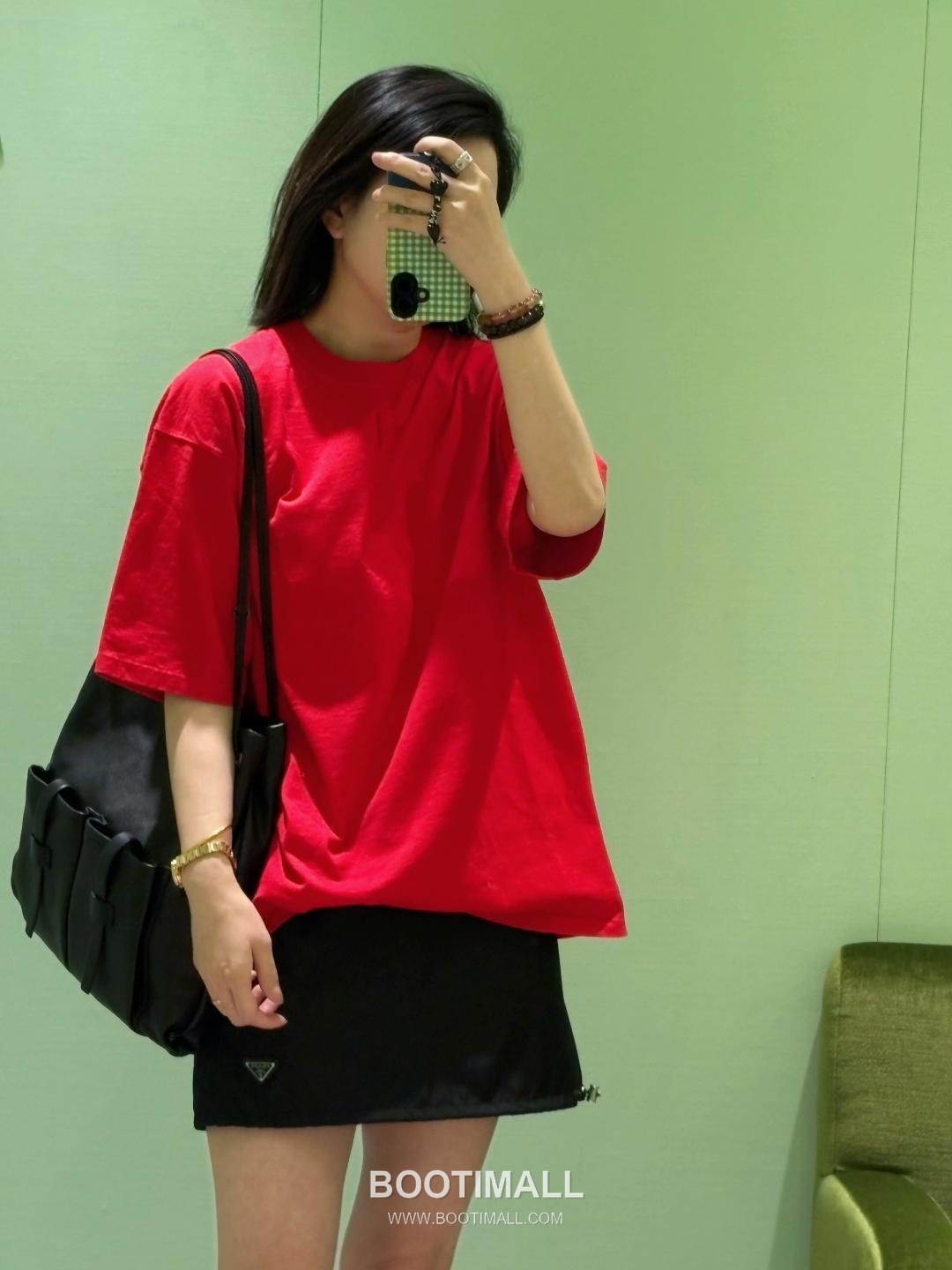 Prada 2026 S/S Cotton Triangle Logo Embroidered T-Shirt 프라다 2026SS 코튼 트라이앵글 로고 자수 티셔츠 4