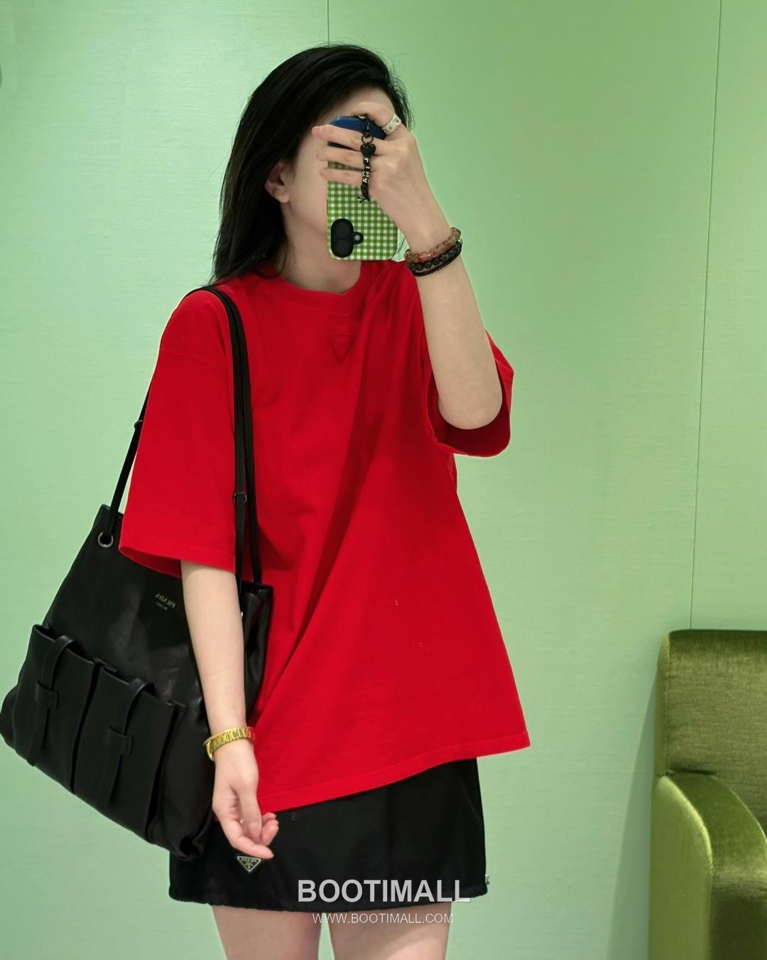 Prada 2026 S/S Cotton Triangle Logo Embroidered T-Shirt 프라다 2026SS 코튼 트라이앵글 로고 자수 티셔츠 5