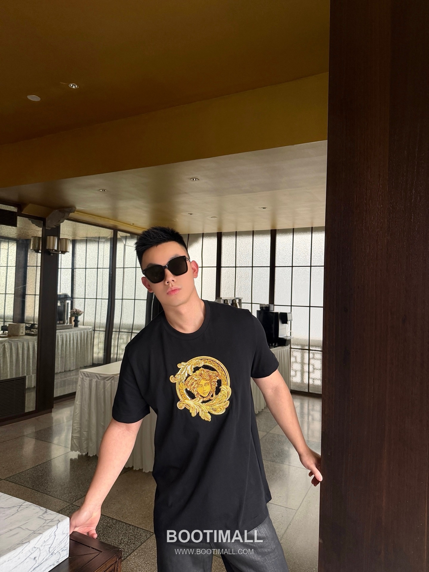 Versace 2026 S/S Cotton Medusa Crystal Embellished Embroidered T-Shirt 베르사체 2026SS 코튼 메두사 크리스탈 자수 티셔츠 1