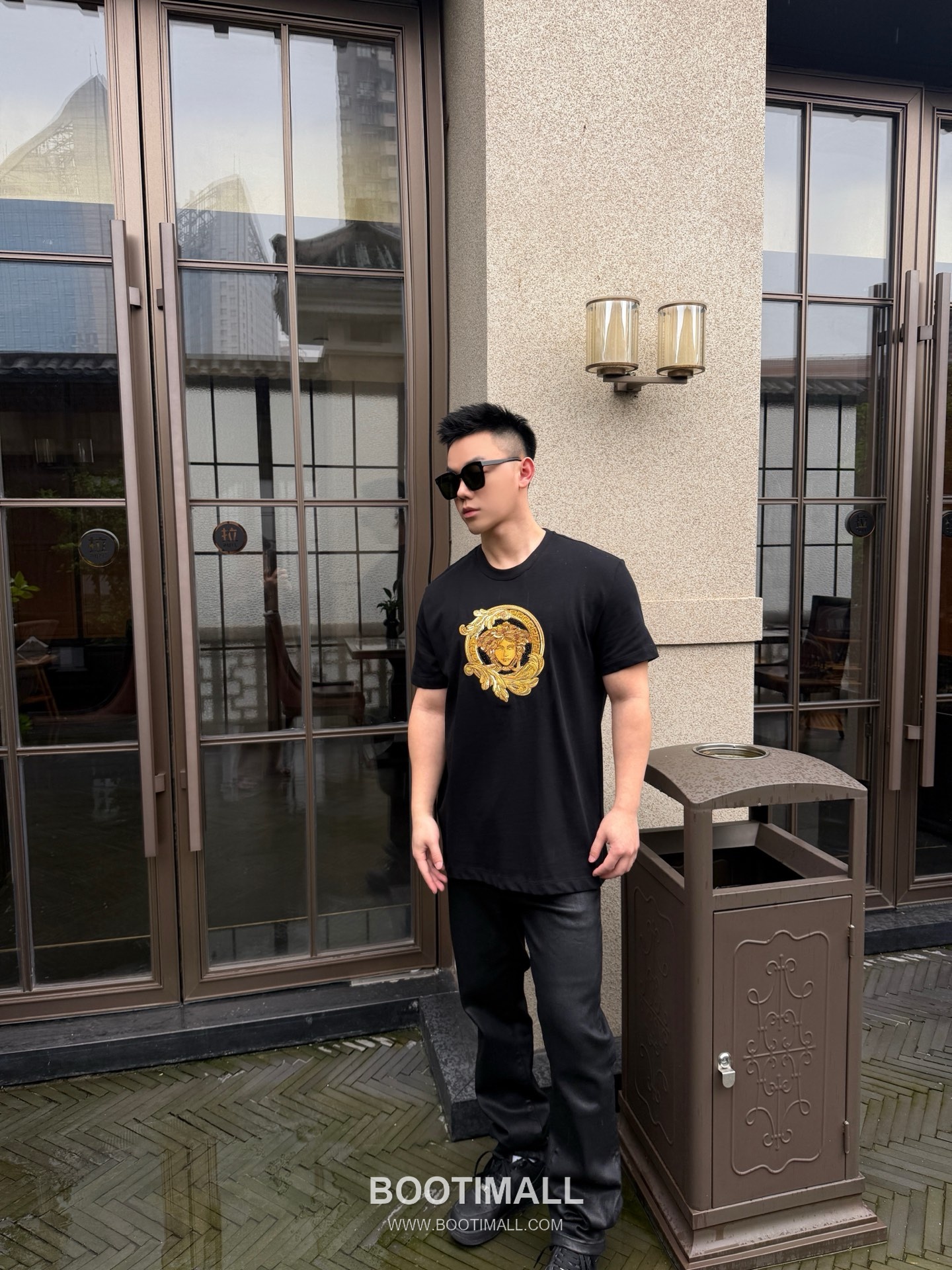 Versace 2026 S/S Cotton Medusa Crystal Embellished Embroidered T-Shirt 베르사체 2026SS 코튼 메두사 크리스탈 자수 티셔츠 2