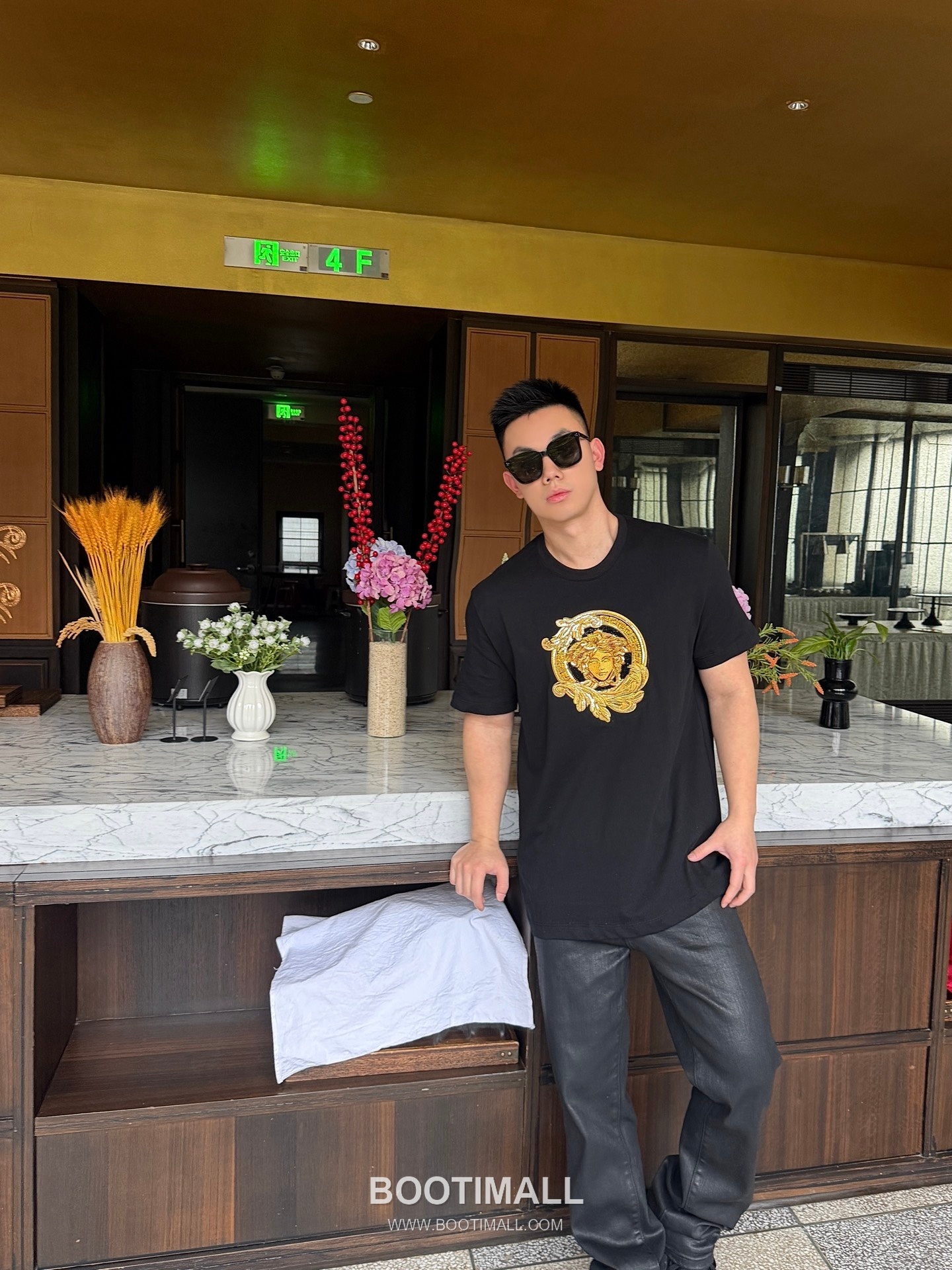 Versace 2026 S/S Cotton Medusa Crystal Embellished Embroidered T-Shirt 베르사체 2026SS 코튼 메두사 크리스탈 자수 티셔츠 5