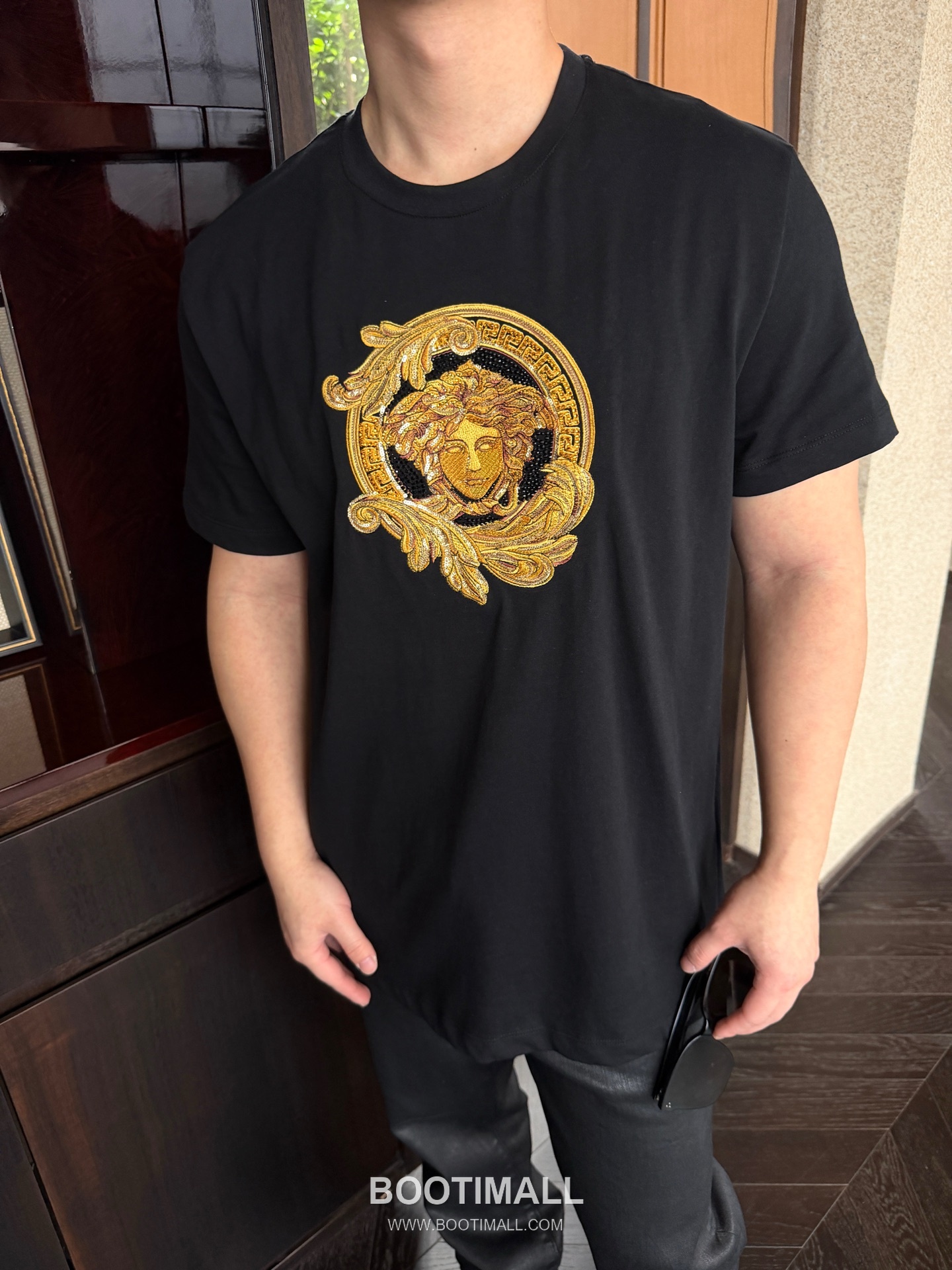 Versace 2026 S/S Cotton Medusa Crystal Embellished Embroidered T-Shirt 베르사체 2026SS 코튼 메두사 크리스탈 자수 티셔츠 9
