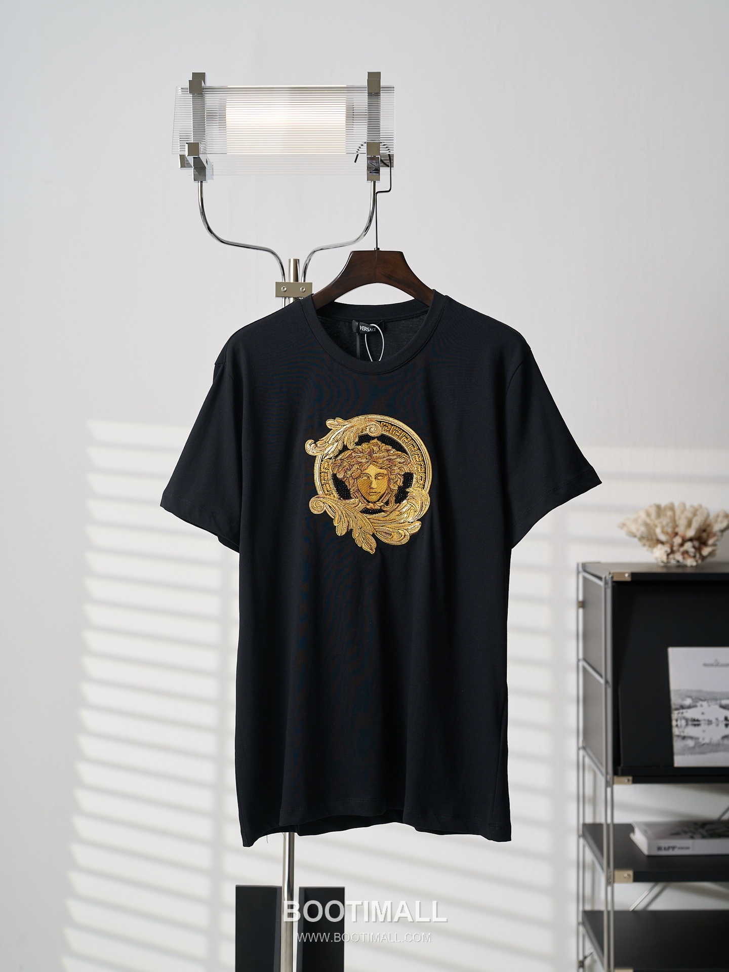 Versace 2026 S/S Cotton Medusa Crystal Embellished Embroidered T-Shirt 베르사체 2026SS 코튼 메두사 크리스탈 자수 티셔츠 13