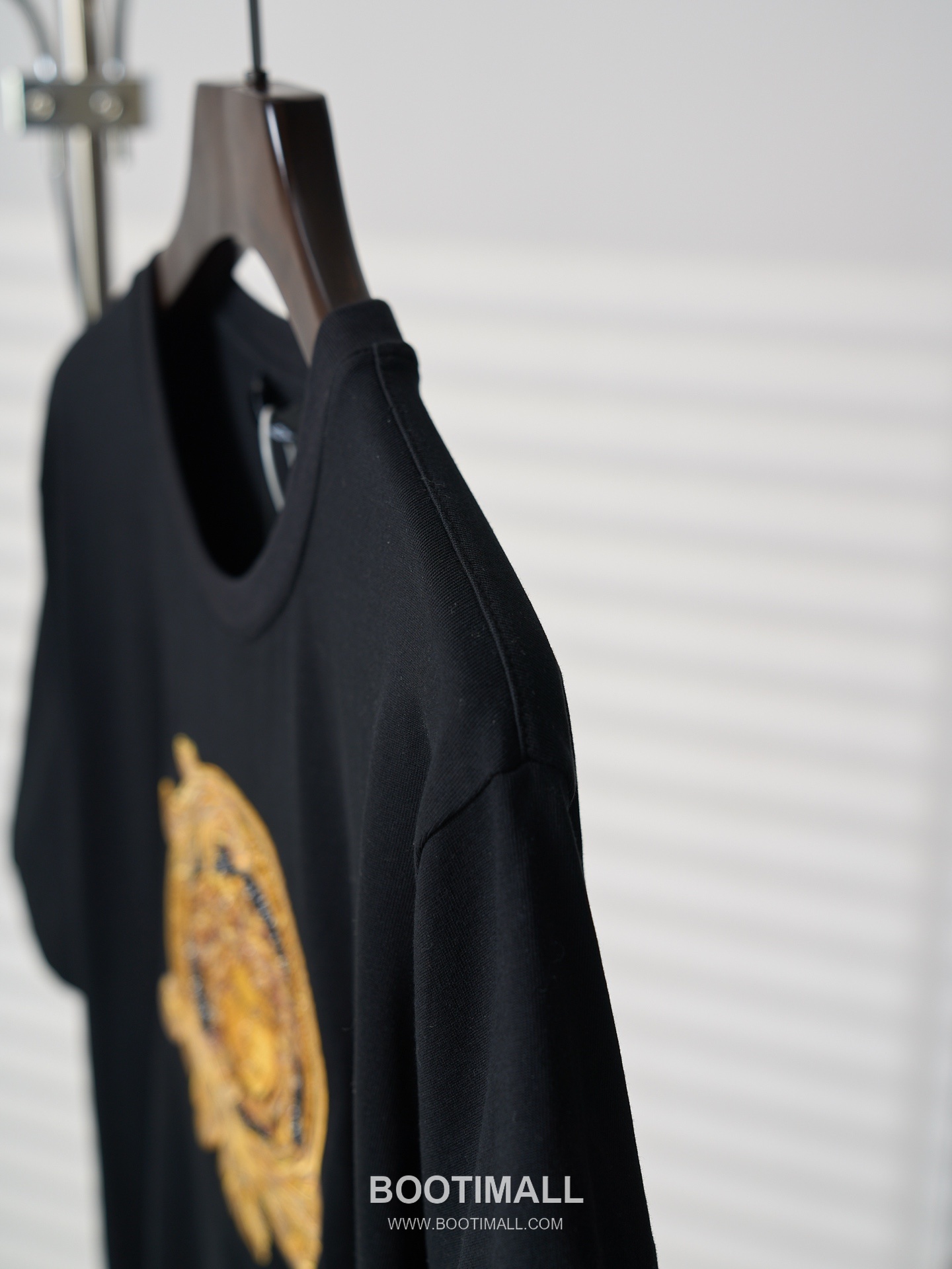 Versace 2026 S/S Cotton Medusa Crystal Embellished Embroidered T-Shirt 베르사체 2026SS 코튼 메두사 크리스탈 자수 티셔츠 19