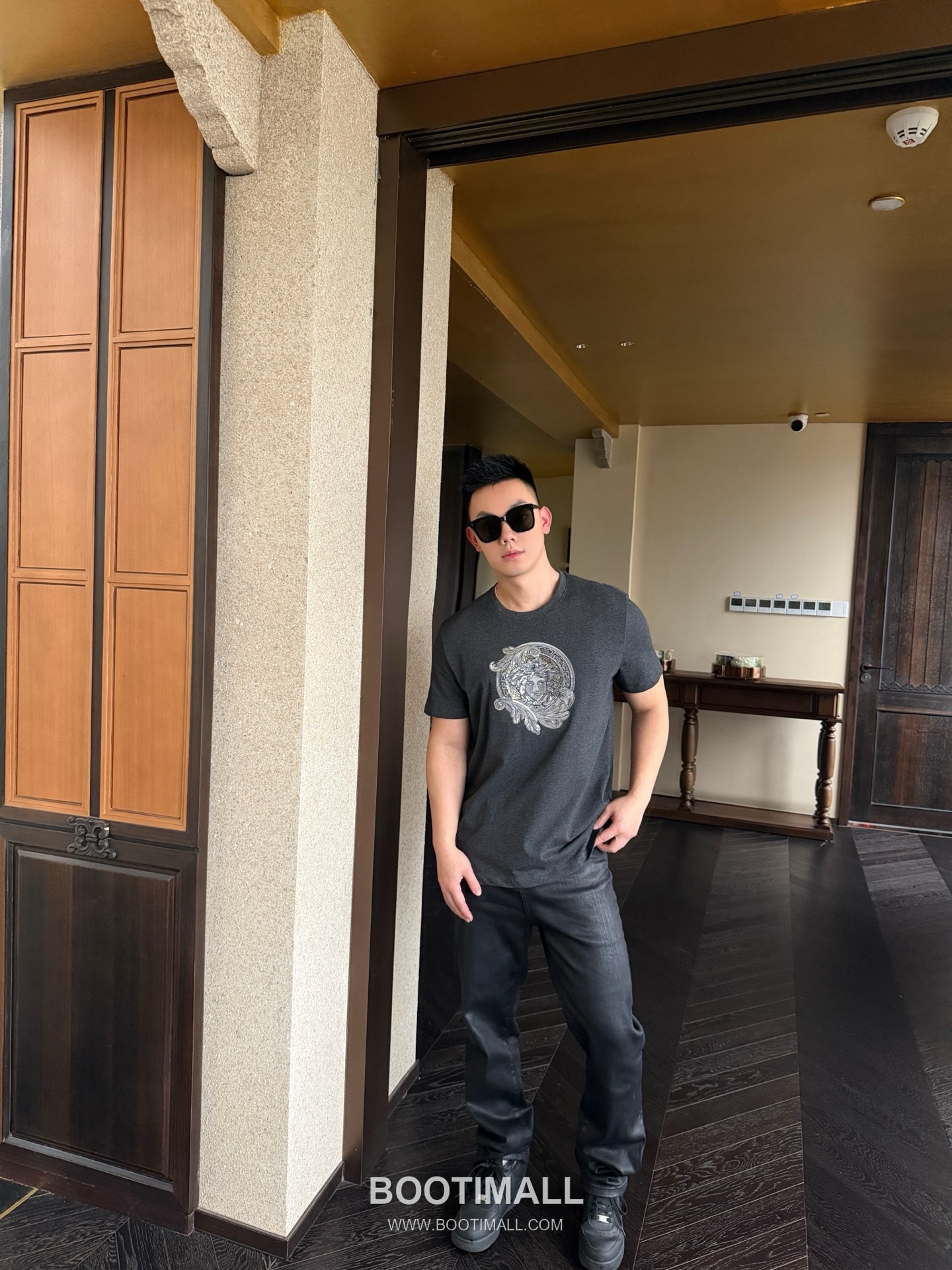 Versace 2026 S/S Cotton Medusa Crystal Embellished Embroidered T-Shirt 베르사체 2026SS 코튼 메두사 크리스탈 자수 티셔츠 1