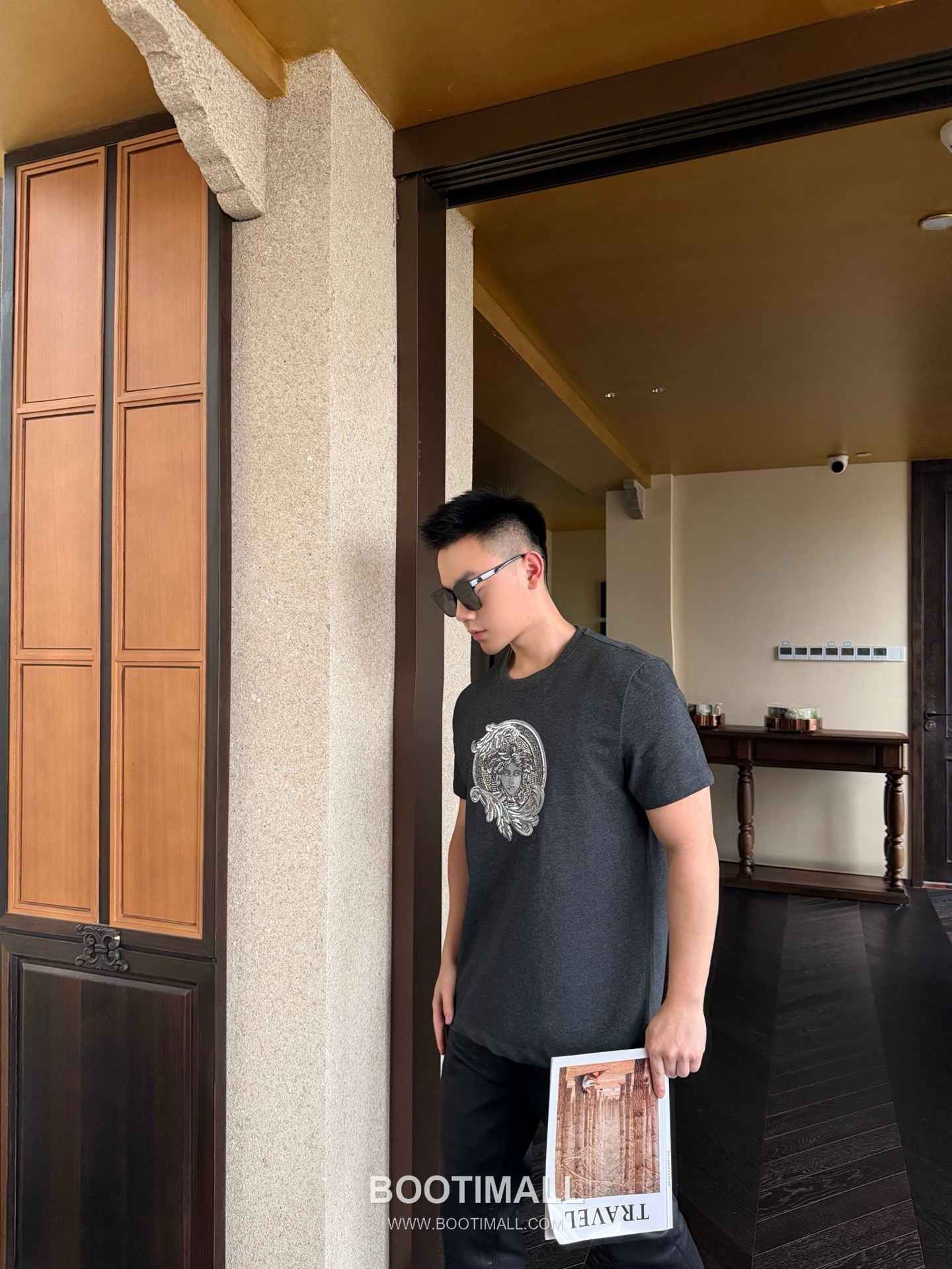 Versace 2026 S/S Cotton Medusa Crystal Embellished Embroidered T-Shirt 베르사체 2026SS 코튼 메두사 크리스탈 자수 티셔츠 3