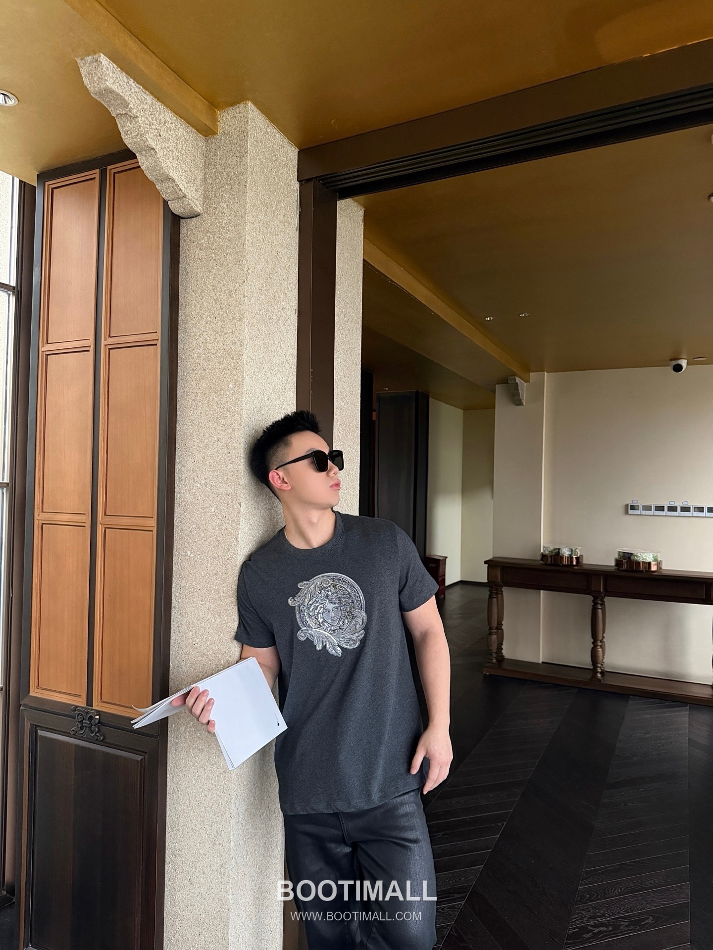 Versace 2026 S/S Cotton Medusa Crystal Embellished Embroidered T-Shirt 베르사체 2026SS 코튼 메두사 크리스탈 자수 티셔츠 4