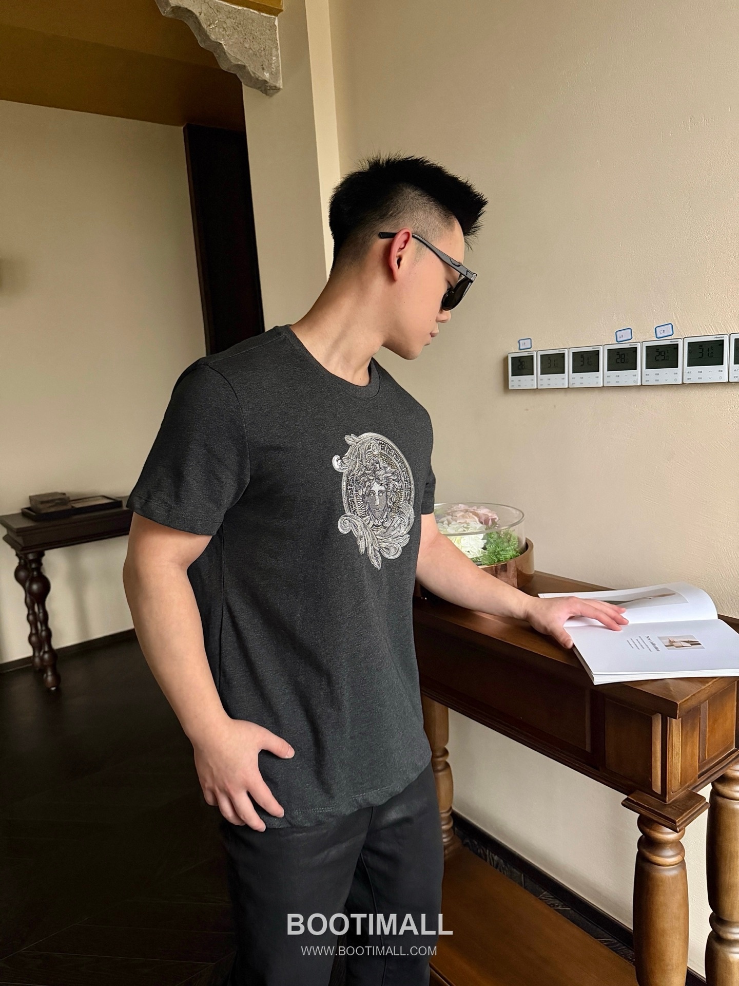 Versace 2026 S/S Cotton Medusa Crystal Embellished Embroidered T-Shirt 베르사체 2026SS 코튼 메두사 크리스탈 자수 티셔츠 5