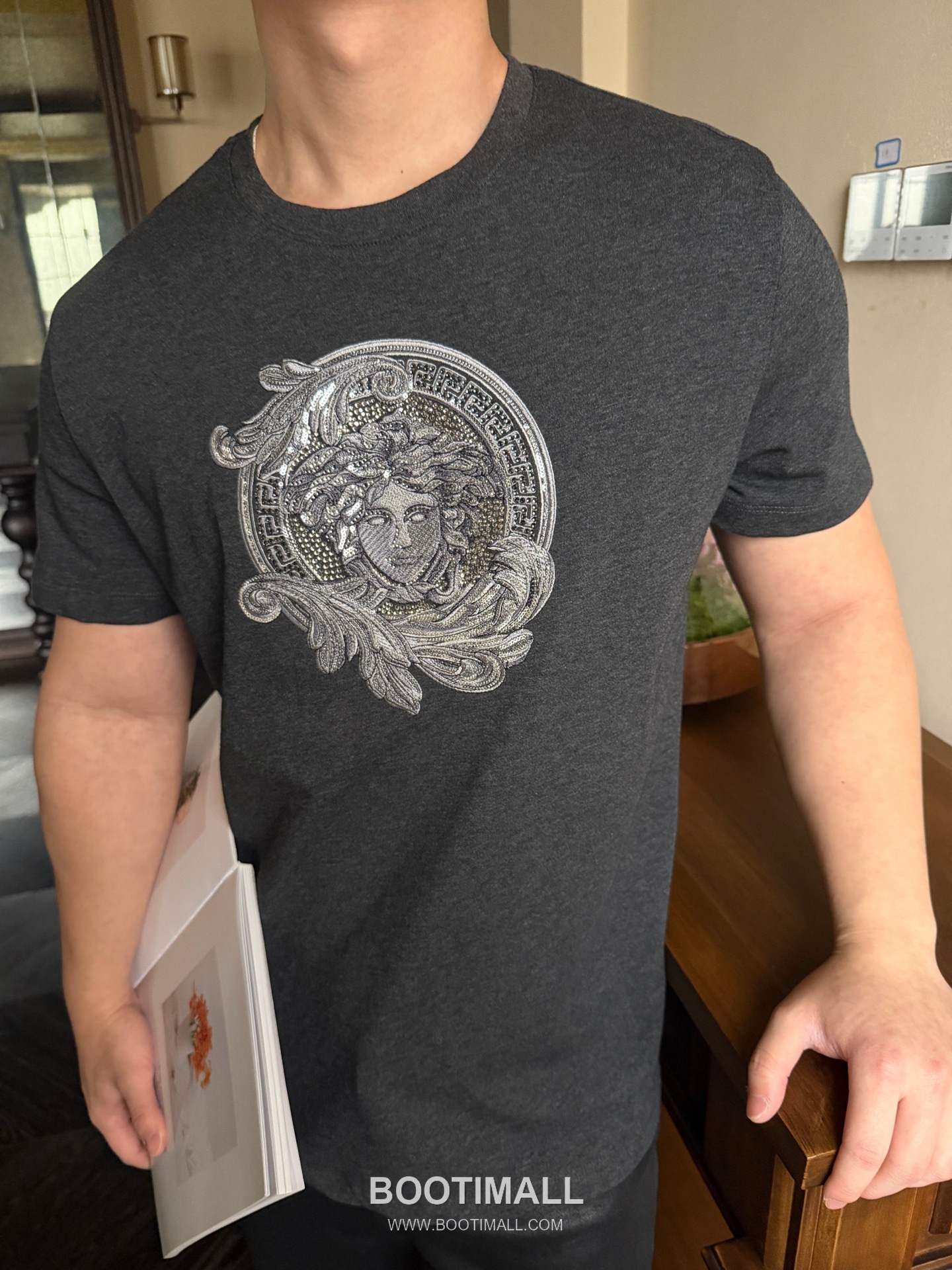 Versace 2026 S/S Cotton Medusa Crystal Embellished Embroidered T-Shirt 베르사체 2026SS 코튼 메두사 크리스탈 자수 티셔츠 9