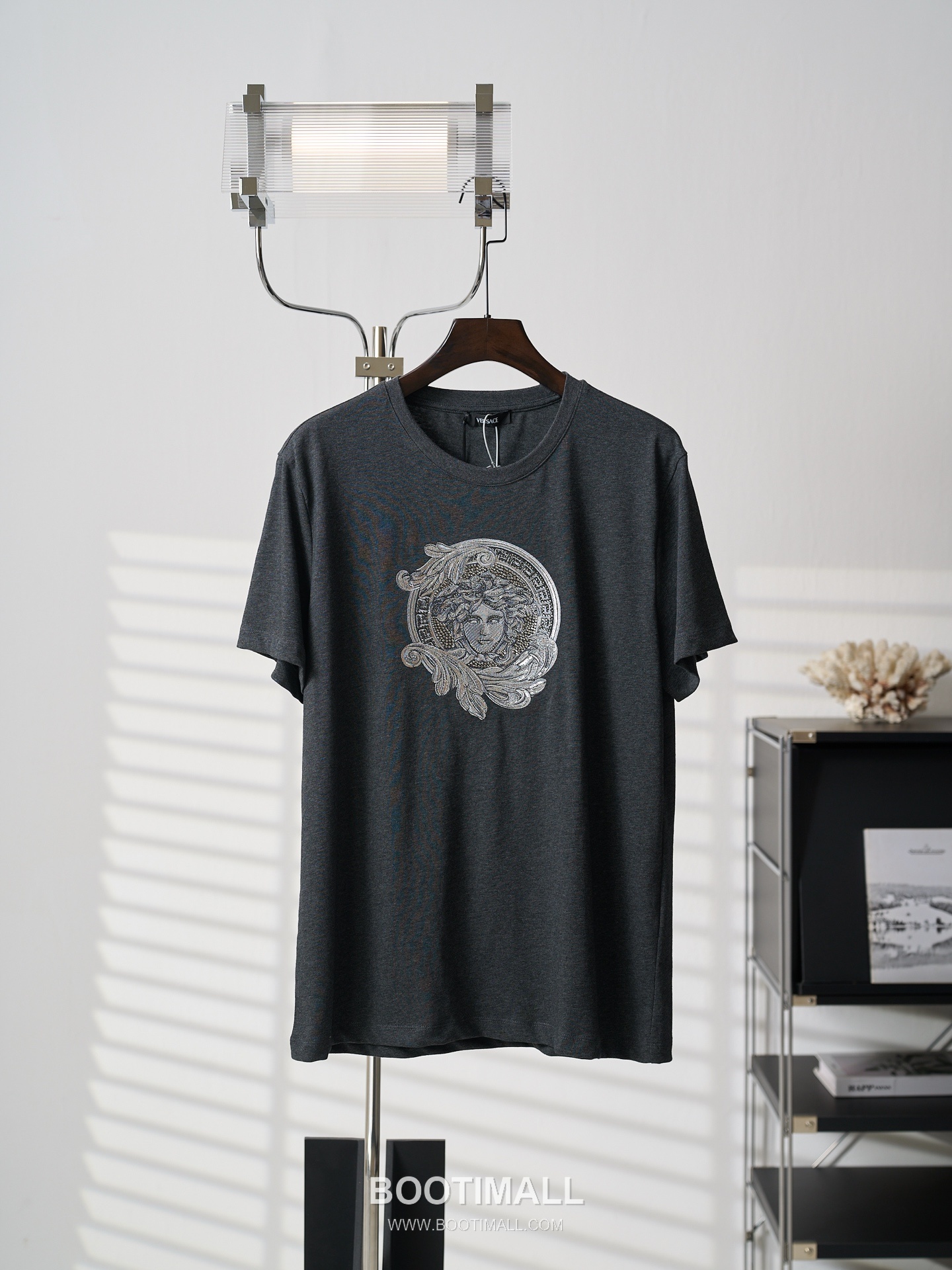 Versace 2026 S/S Cotton Medusa Crystal Embellished Embroidered T-Shirt 베르사체 2026SS 코튼 메두사 크리스탈 자수 티셔츠 13