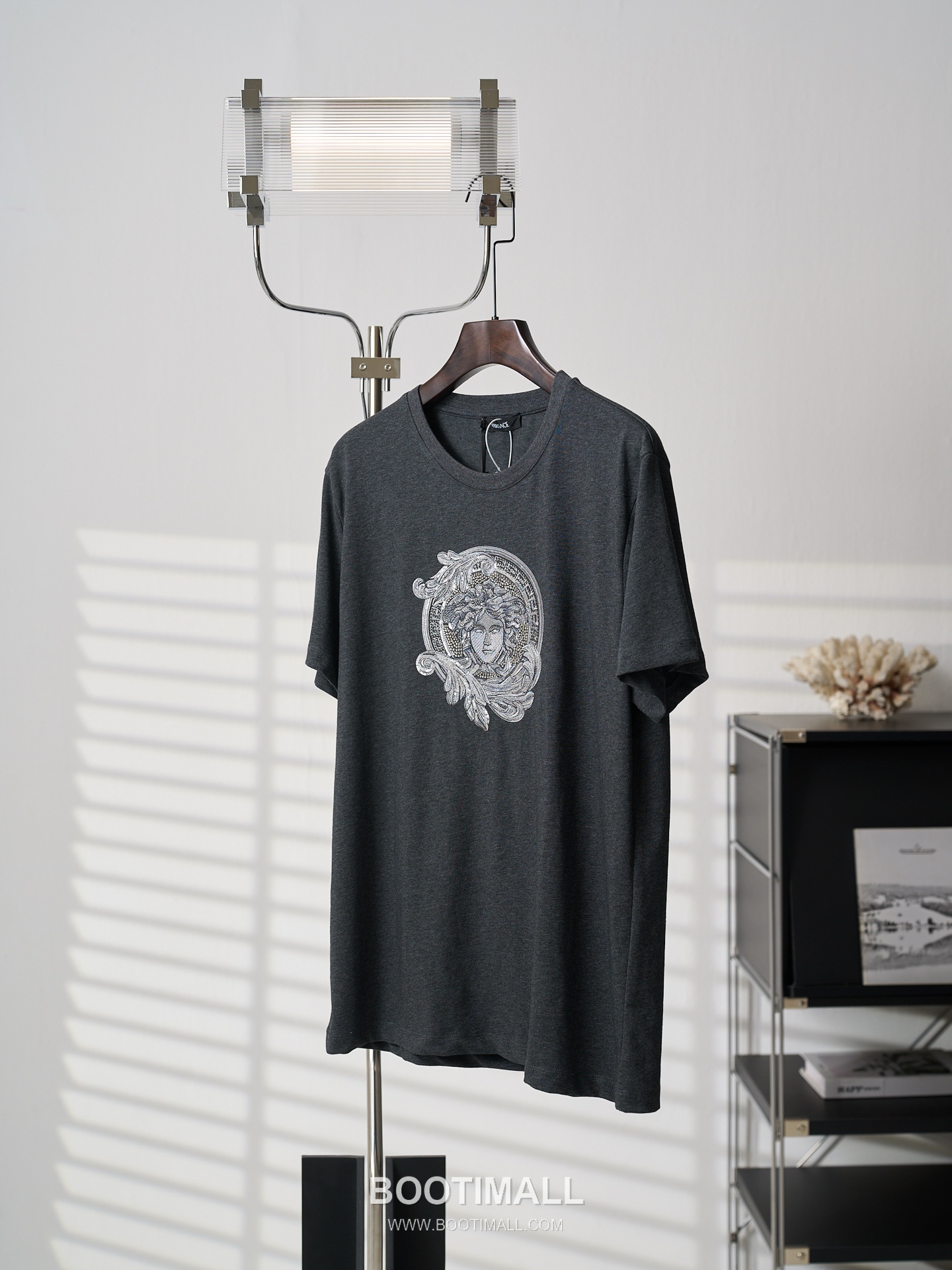 Versace 2026 S/S Cotton Medusa Crystal Embellished Embroidered T-Shirt 베르사체 2026SS 코튼 메두사 크리스탈 자수 티셔츠 15