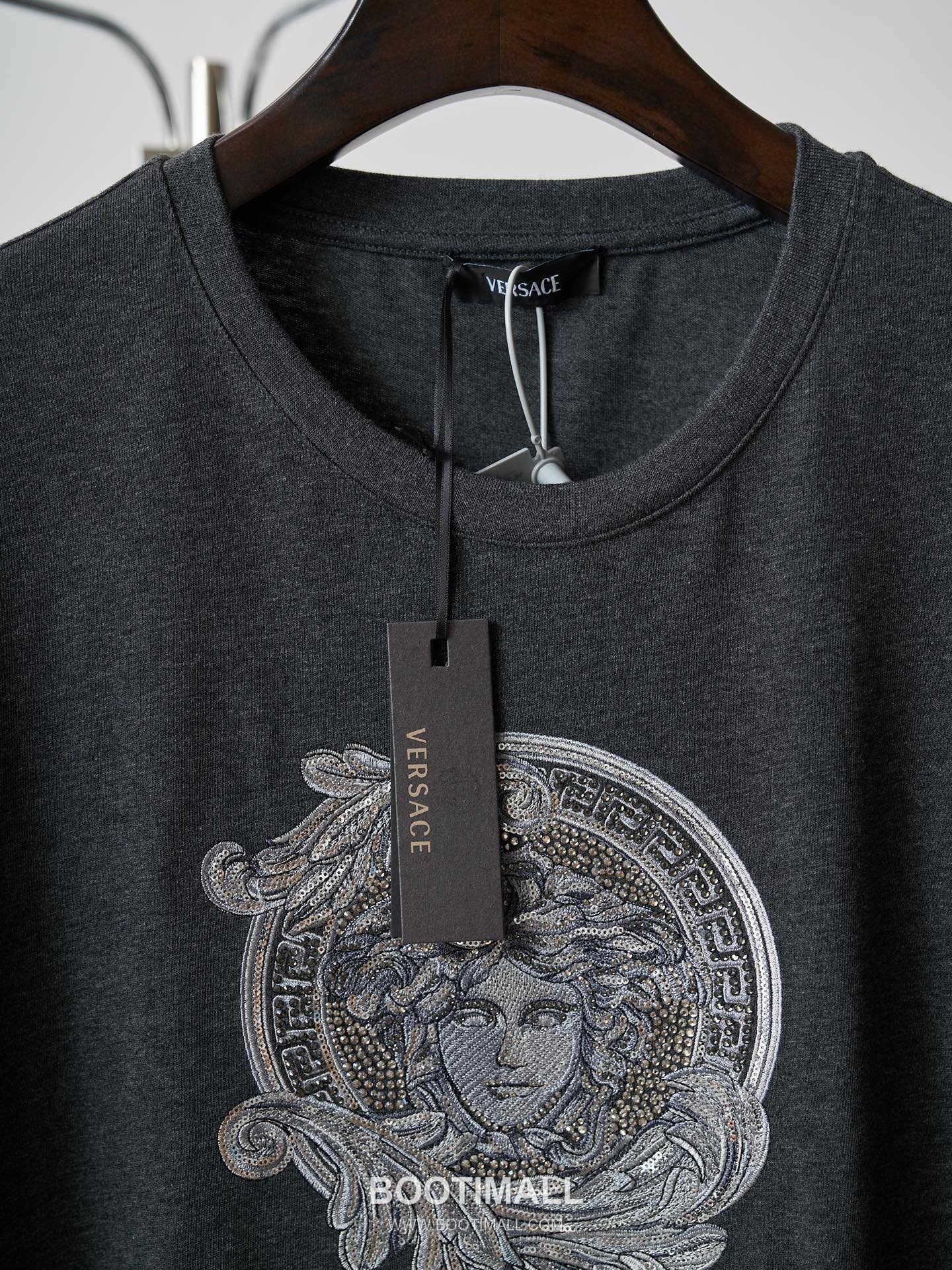 Versace 2026 S/S Cotton Medusa Crystal Embellished Embroidered T-Shirt 베르사체 2026SS 코튼 메두사 크리스탈 자수 티셔츠 16