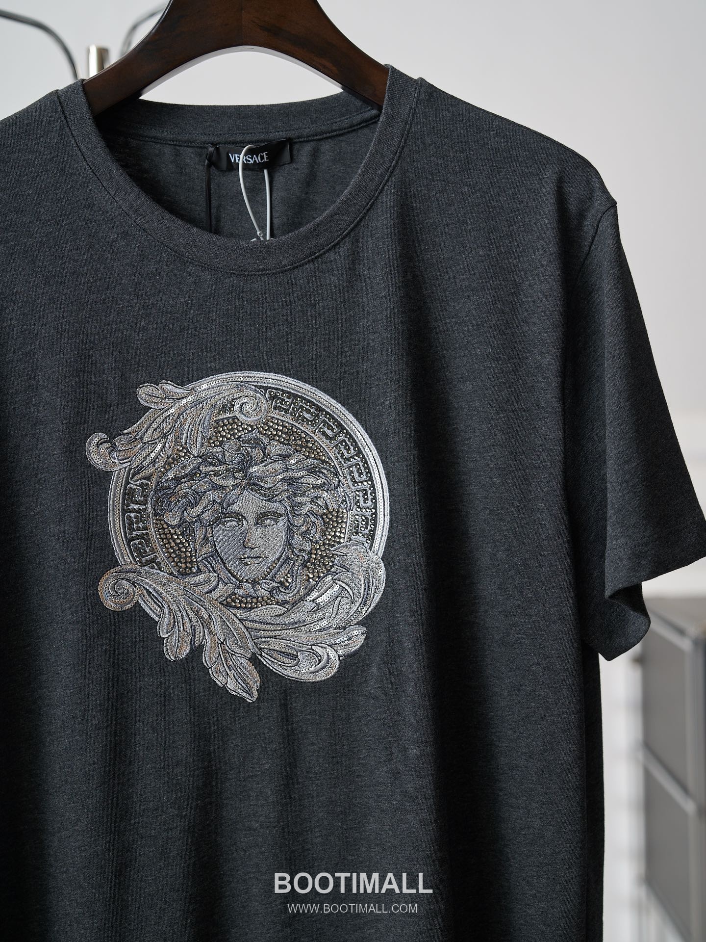 Versace 2026 S/S Cotton Medusa Crystal Embellished Embroidered T-Shirt 베르사체 2026SS 코튼 메두사 크리스탈 자수 티셔츠 17