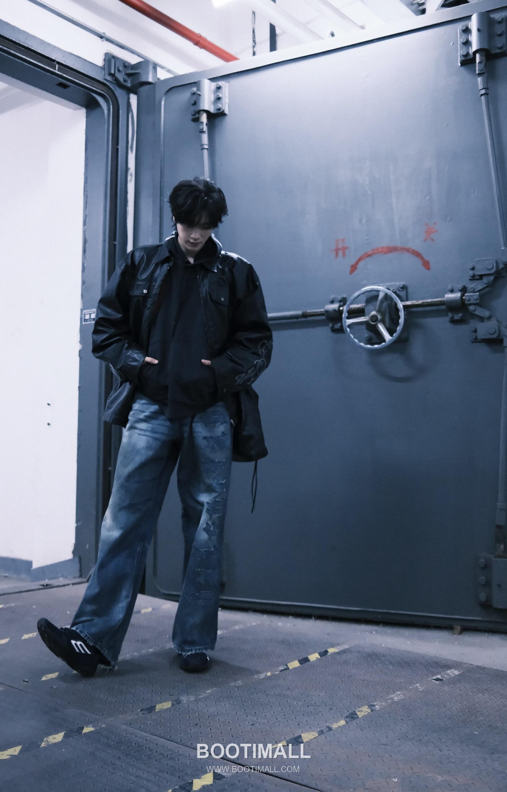 Balenciaga 2026 S/S Cotton Denim Distressed Patch Embroidered Pants 발렌시아가 2026SS 코튼 데님 디스트로이드 패치 자수 팬츠 6