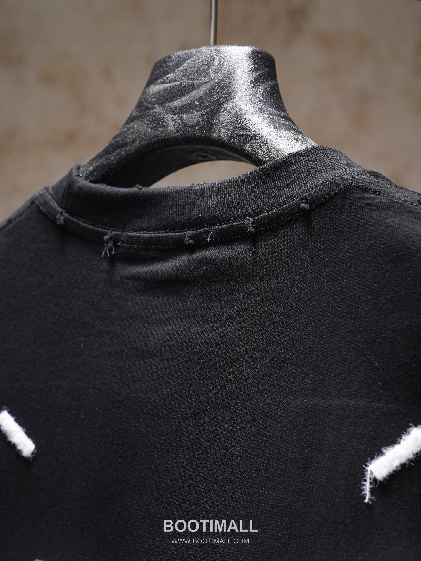 MM6 Maison Margiela 2026 S/S Cotton Embroidered Distressed T-Shirt MM6메종마르지엘라 2026SS 코튼 자수 디스트로이드 티셔츠 15