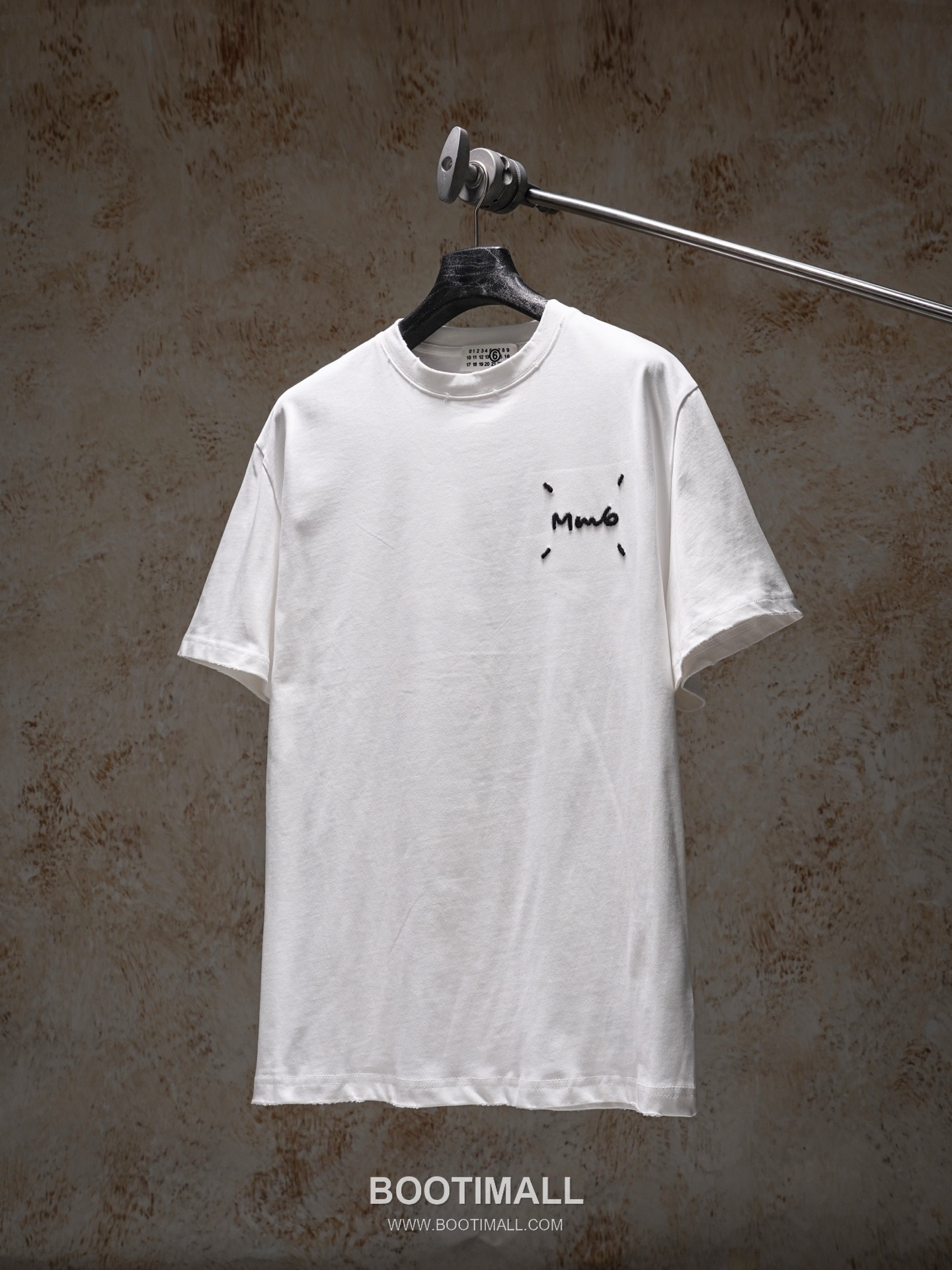 MM6 Maison Margiela 2026 S/S Cotton Embroidered Distressed T-Shirt MM6메종마르지엘라 2026SS 코튼 자수 디스트로이드 티셔츠 1