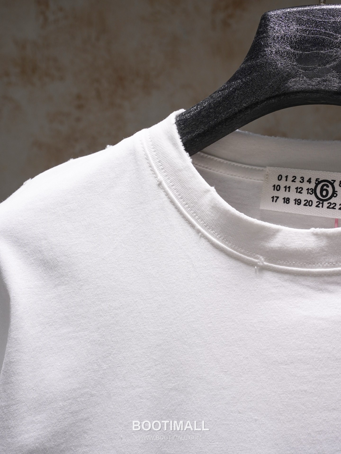 MM6 Maison Margiela 2026 S/S Cotton Embroidered Distressed T-Shirt MM6메종마르지엘라 2026SS 코튼 자수 디스트로이드 티셔츠 3