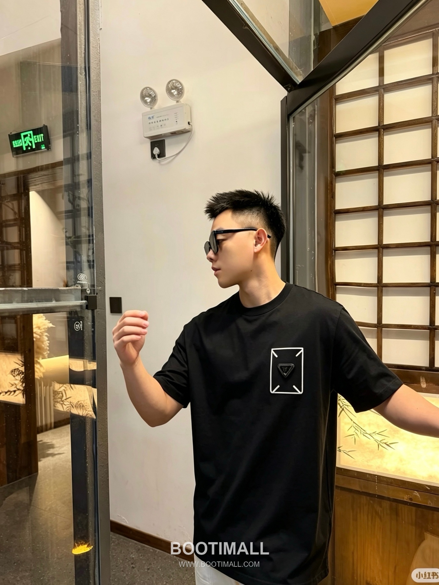 Prada 2026 S/S Cotton Triangle Logo Embroidered T-Shirt 프라다 2026SS 코튼 트라이앵글 로고 자수 티셔츠 1