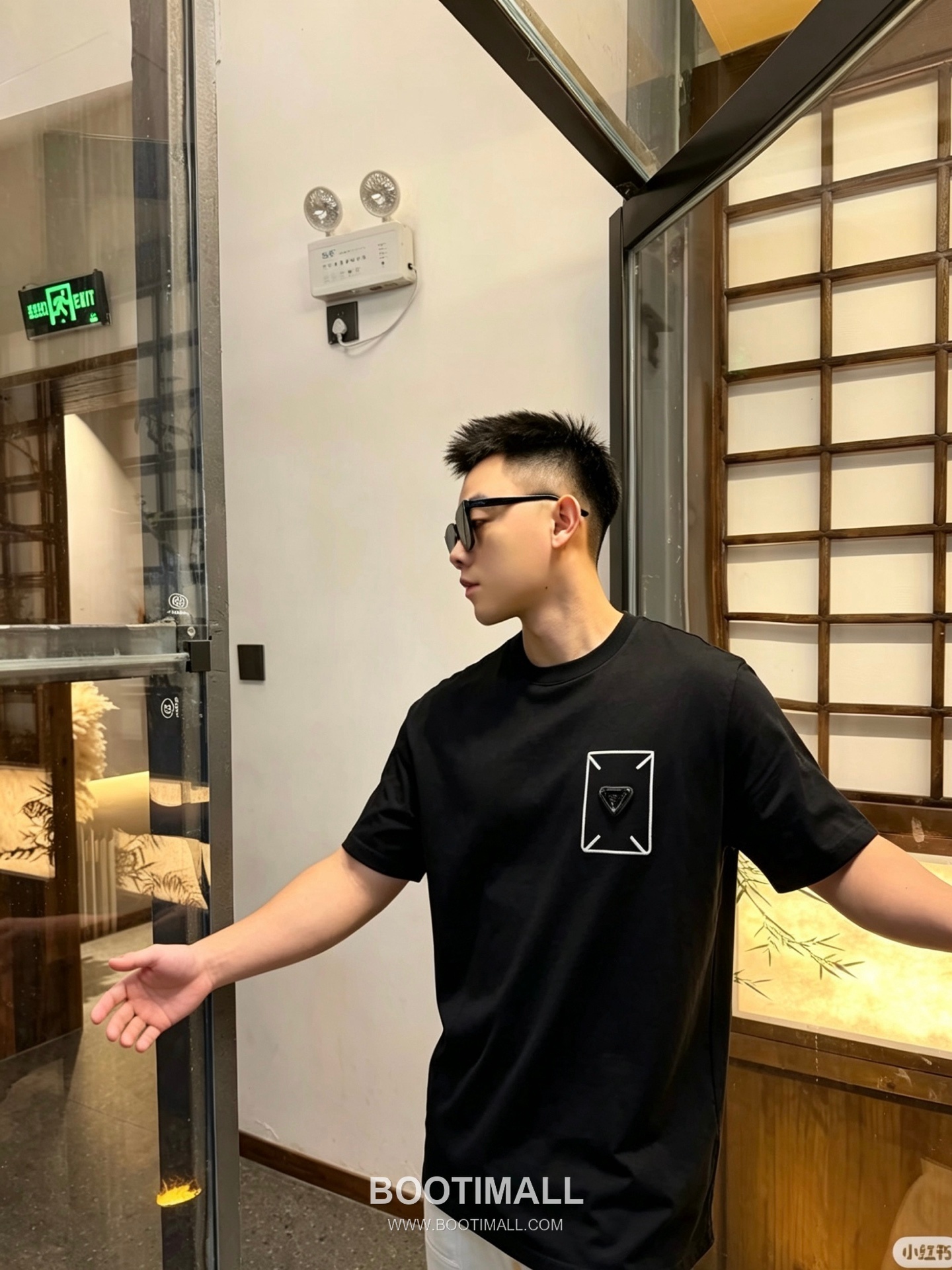 Prada 2026 S/S Cotton Triangle Logo Embroidered T-Shirt 프라다 2026SS 코튼 트라이앵글 로고 자수 티셔츠 2