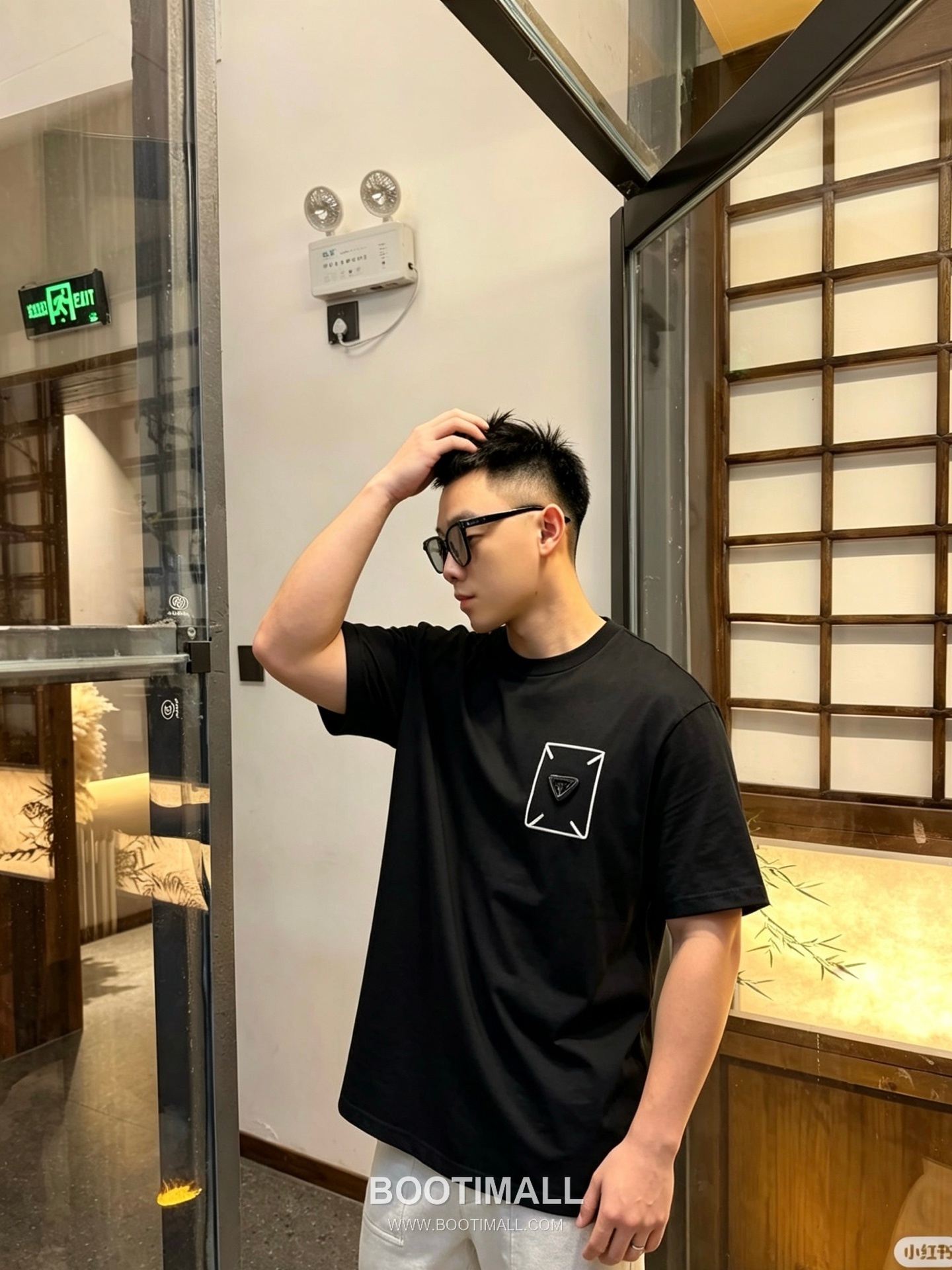 Prada 2026 S/S Cotton Triangle Logo Embroidered T-Shirt 프라다 2026SS 코튼 트라이앵글 로고 자수 티셔츠 3