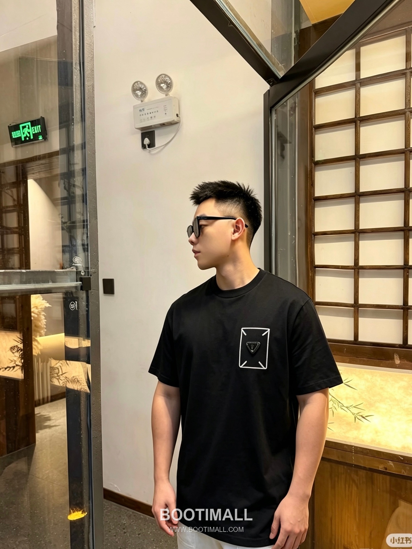 Prada 2026 S/S Cotton Triangle Logo Embroidered T-Shirt 프라다 2026SS 코튼 트라이앵글 로고 자수 티셔츠 4