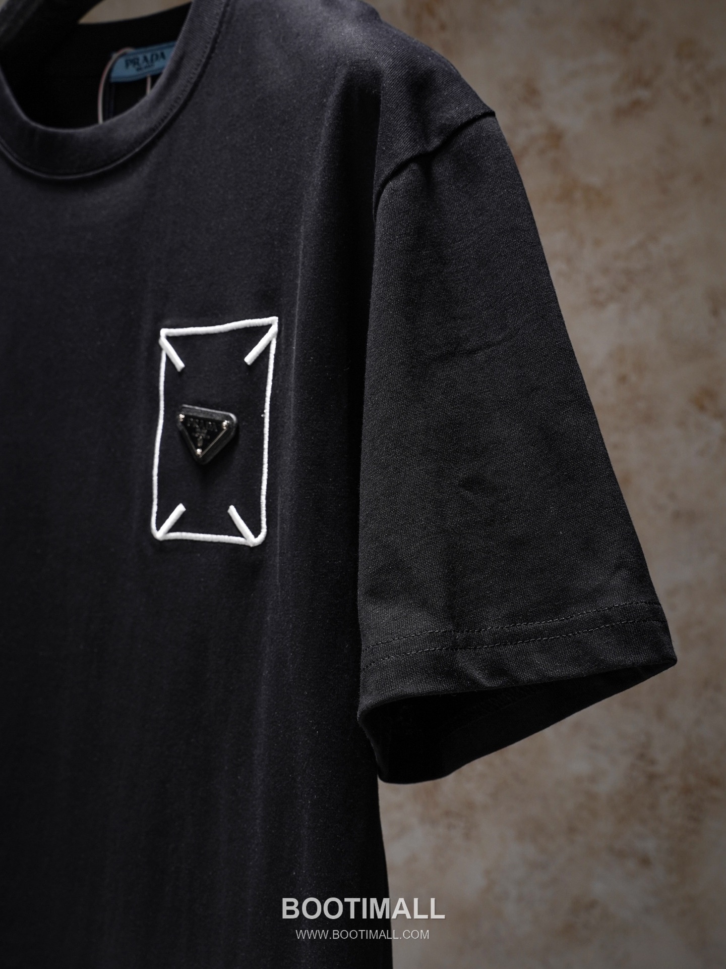 Prada 2026 S/S Cotton Triangle Logo Embroidered T-Shirt 프라다 2026SS 코튼 트라이앵글 로고 자수 티셔츠 10