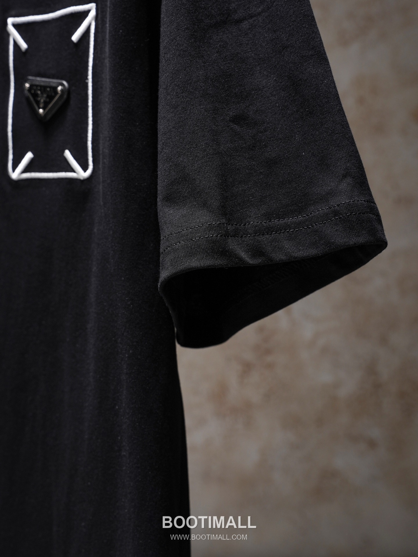 Prada 2026 S/S Cotton Triangle Logo Embroidered T-Shirt 프라다 2026SS 코튼 트라이앵글 로고 자수 티셔츠 11