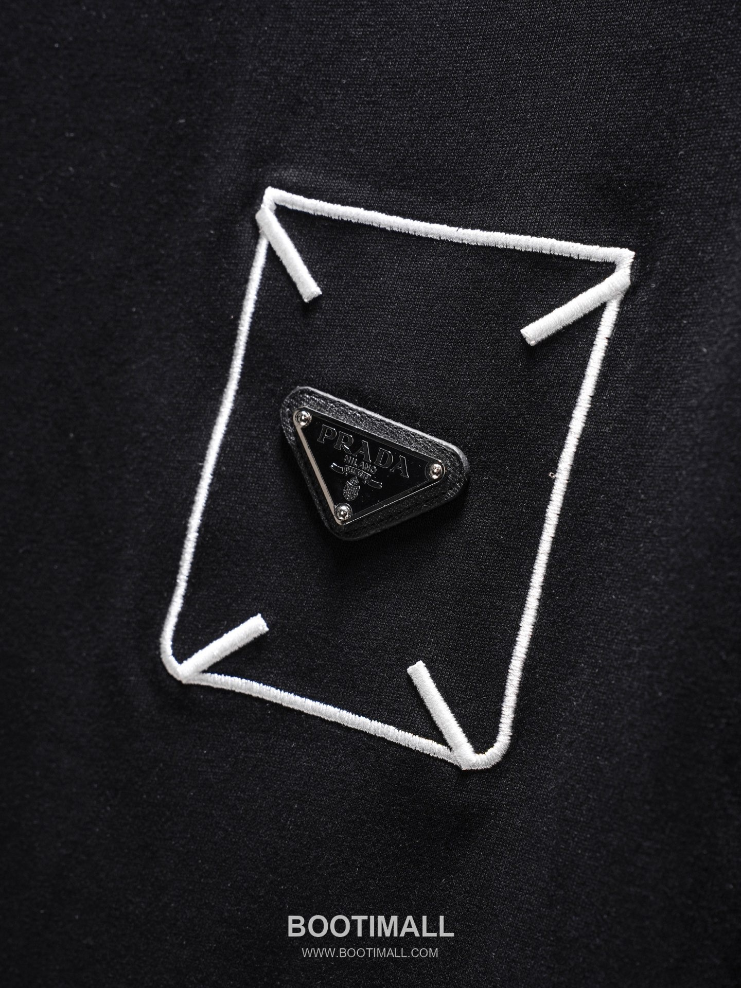 Prada 2026 S/S Cotton Triangle Logo Embroidered T-Shirt 프라다 2026SS 코튼 트라이앵글 로고 자수 티셔츠 14