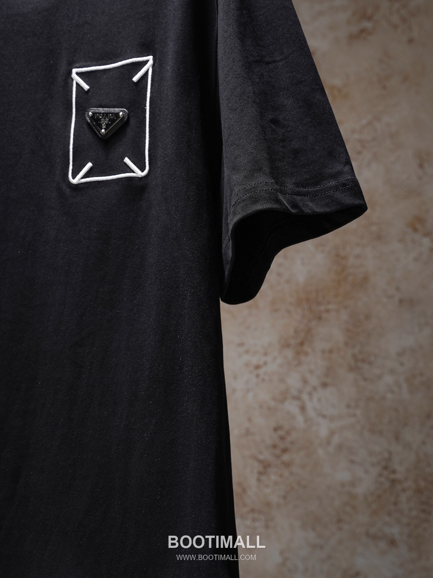 Prada 2026 S/S Cotton Triangle Logo Embroidered T-Shirt 프라다 2026SS 코튼 트라이앵글 로고 자수 티셔츠 16