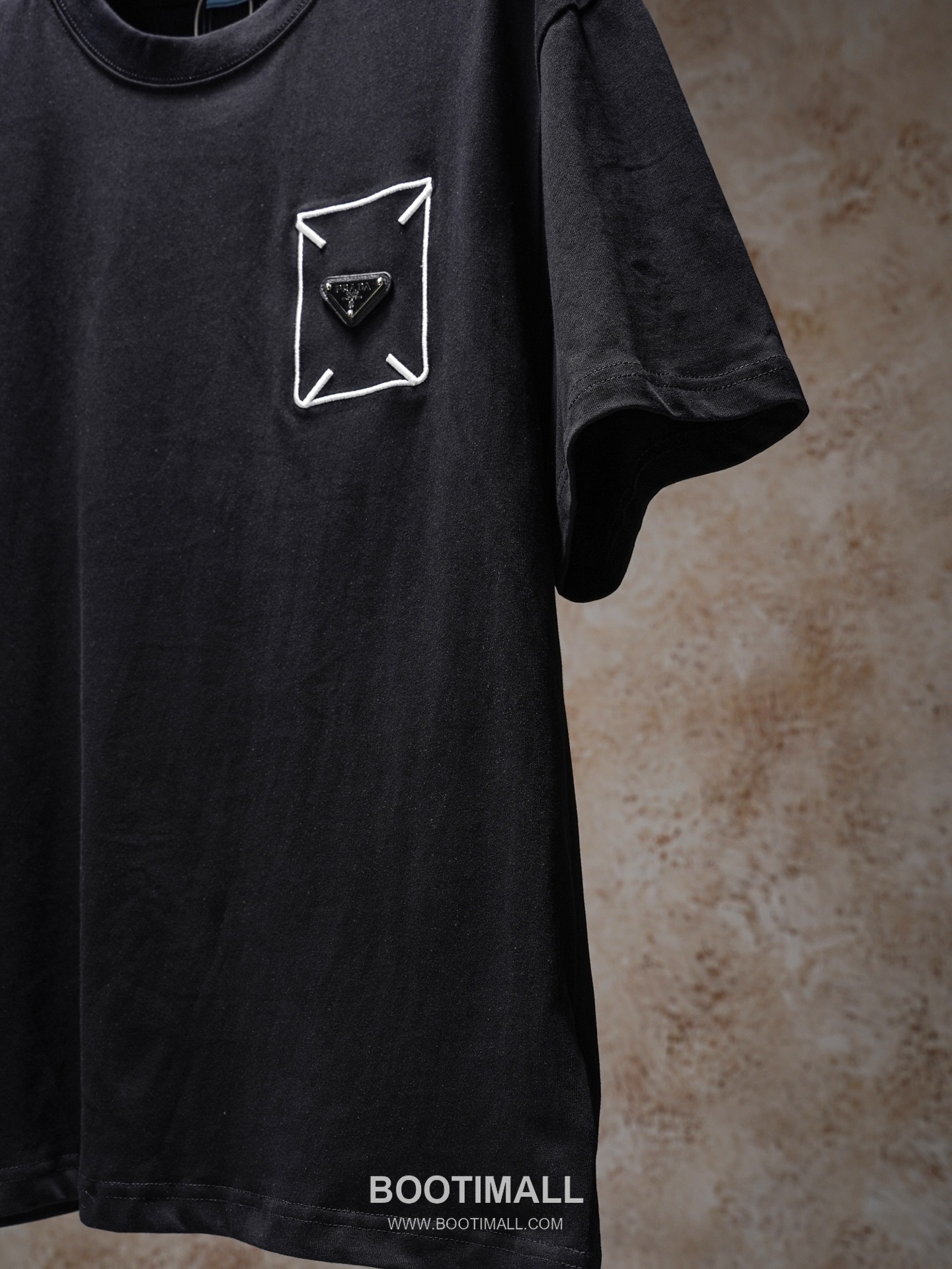 Prada 2026 S/S Cotton Triangle Logo Embroidered T-Shirt 프라다 2026SS 코튼 트라이앵글 로고 자수 티셔츠 18