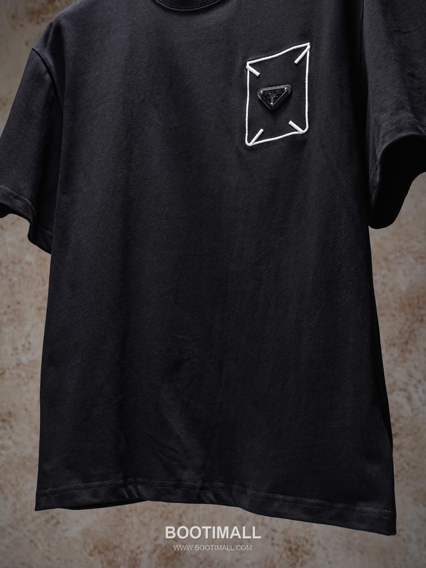 Prada 2026 S/S Cotton Triangle Logo Embroidered T-Shirt 프라다 2026SS 코튼 트라이앵글 로고 자수 티셔츠 19