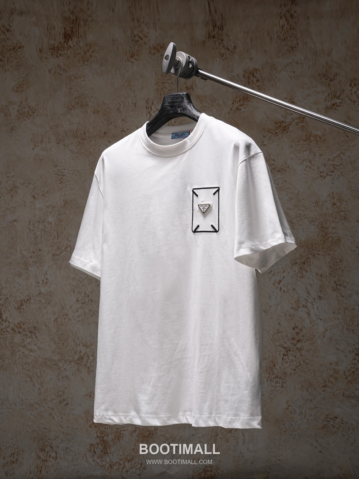 Prada 2026 S/S Cotton Triangle Logo Embroidered T-Shirt 프라다 2026SS 코튼 트라이앵글 로고 자수 티셔츠 1