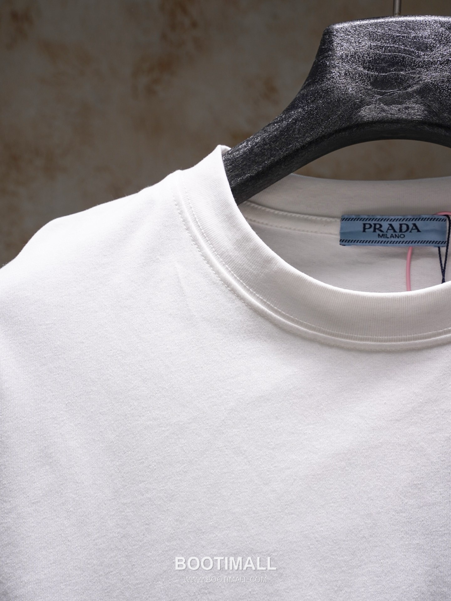 Prada 2026 S/S Cotton Triangle Logo Embroidered T-Shirt 프라다 2026SS 코튼 트라이앵글 로고 자수 티셔츠 3