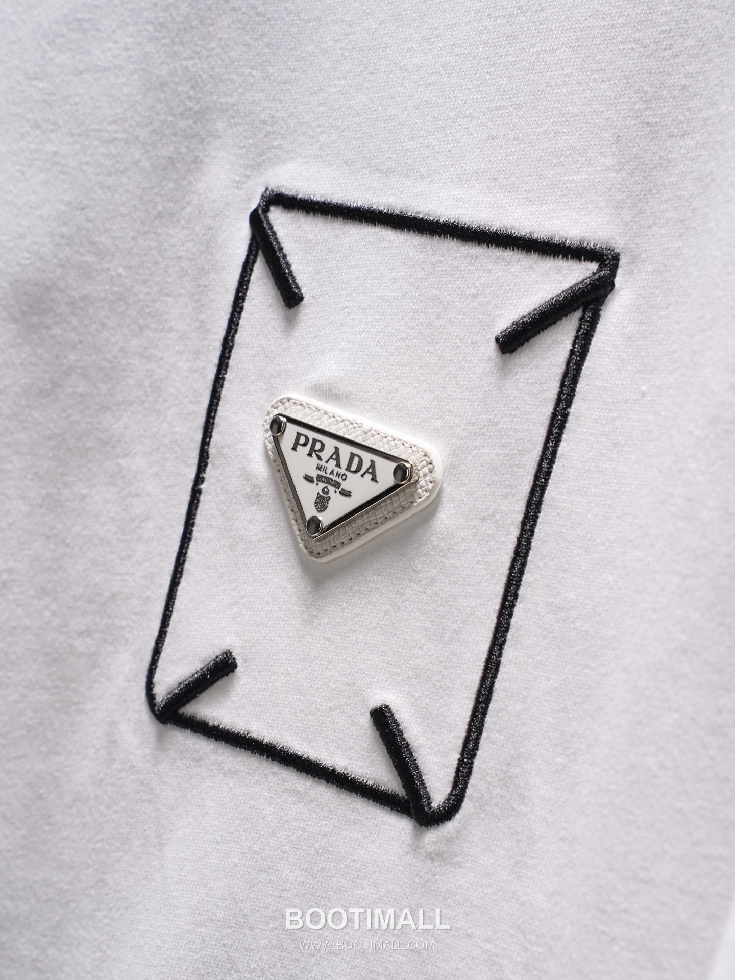 Prada 2026 S/S Cotton Triangle Logo Embroidered T-Shirt 프라다 2026SS 코튼 트라이앵글 로고 자수 티셔츠 4