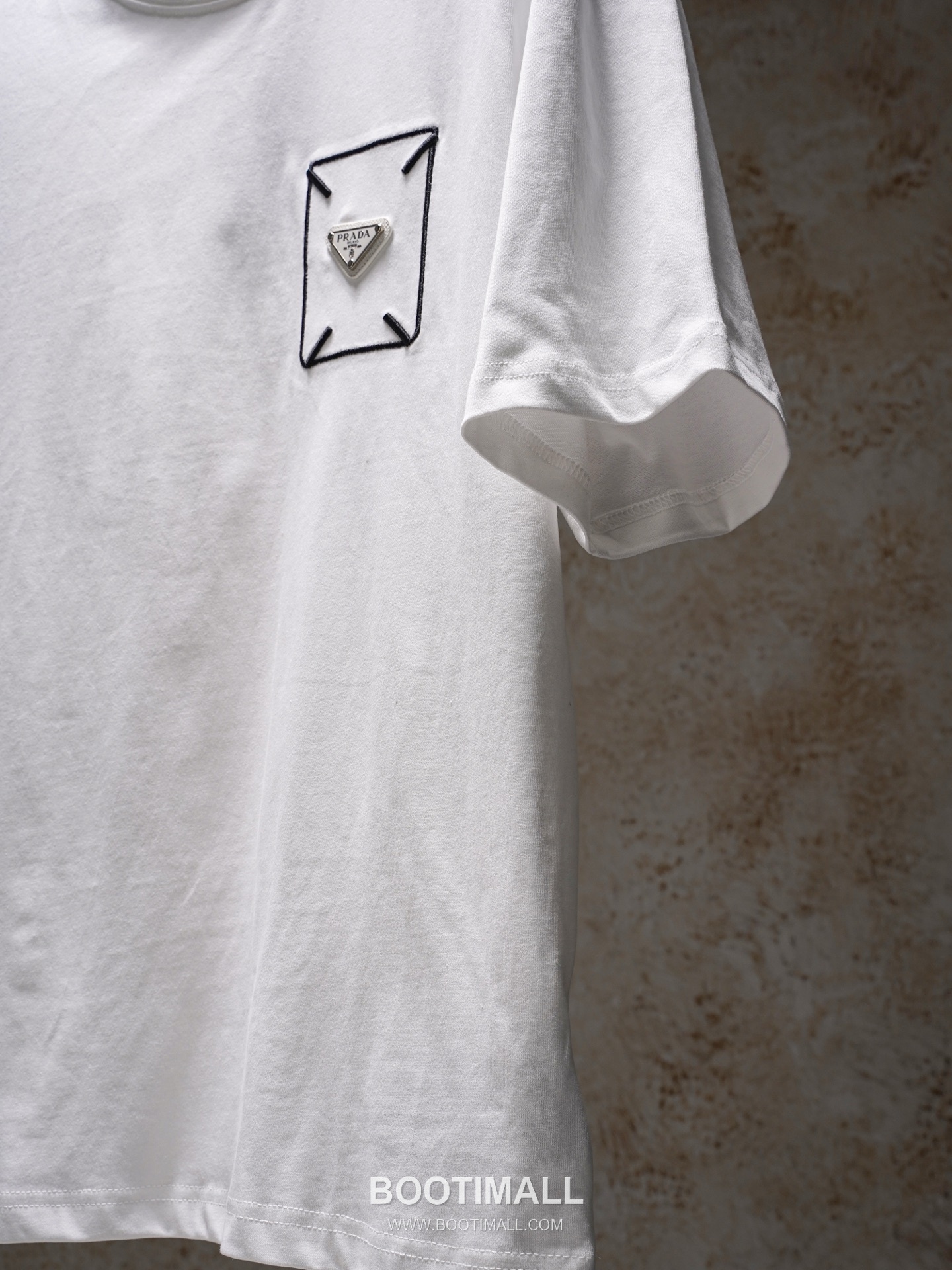 Prada 2026 S/S Cotton Triangle Logo Embroidered T-Shirt 프라다 2026SS 코튼 트라이앵글 로고 자수 티셔츠 8